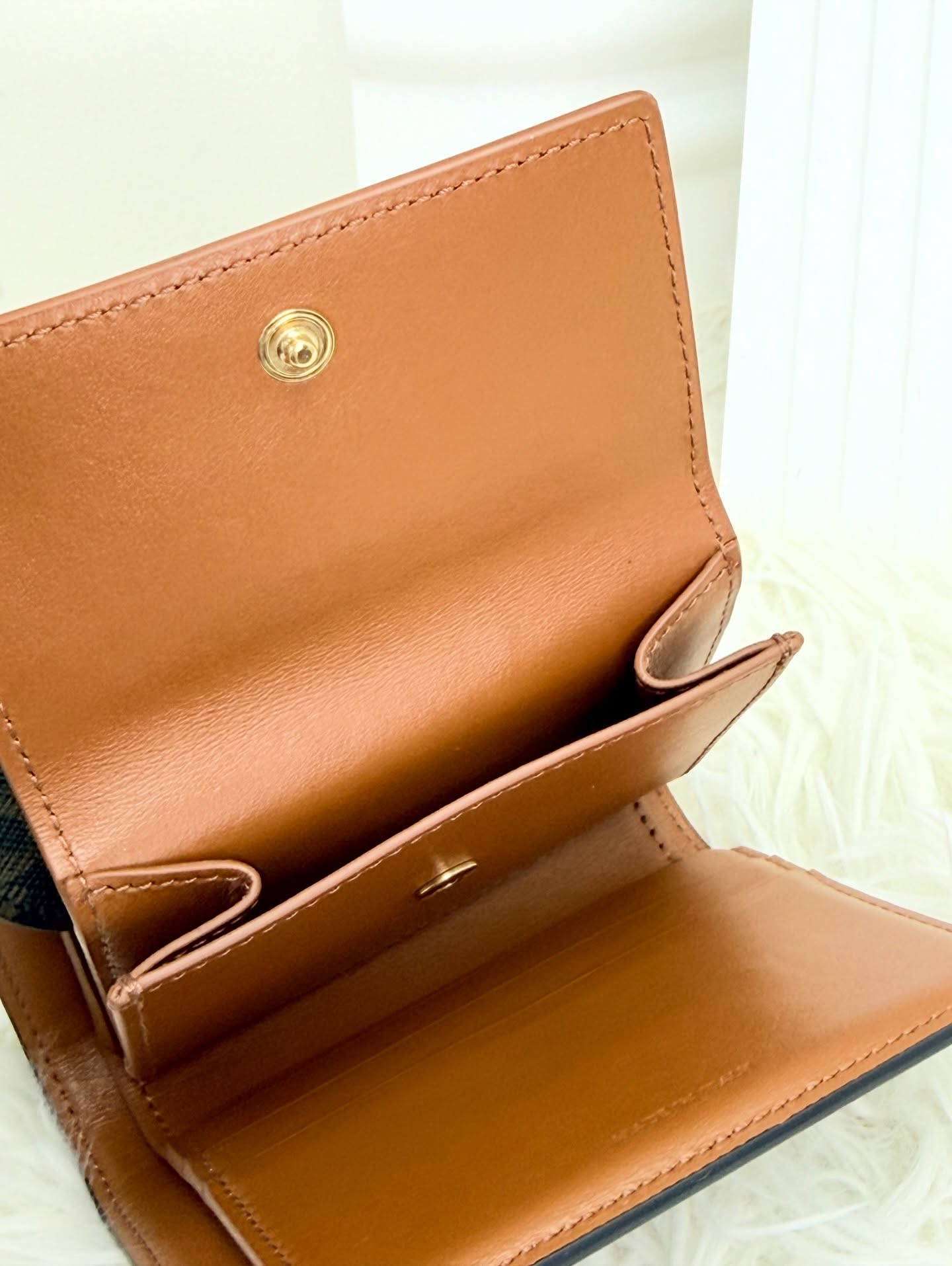 Celine🤍PRE OWNED 🖤Triomphe 老花帆布 金扣 三折短銀包 有塵袋🤎