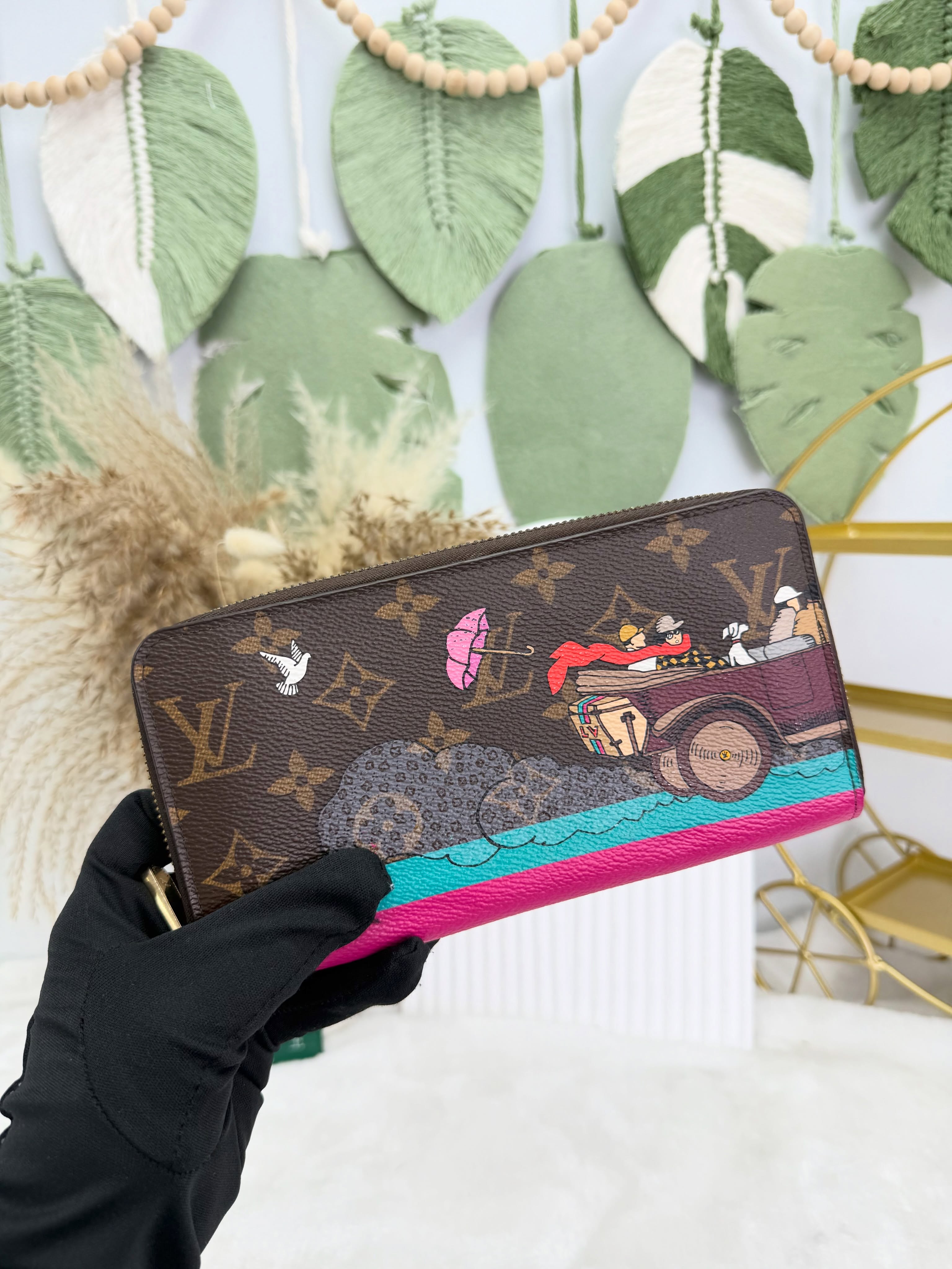 👜 PRE OWNED 🛍️💙限量版 塗鴉長銀包Christmas Animation - Evasion Collection🩷
