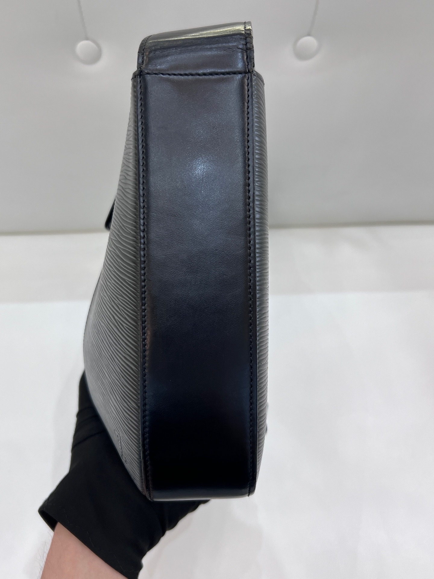 【預訂貨品】LV黑色EPI水波紋貝殼包 