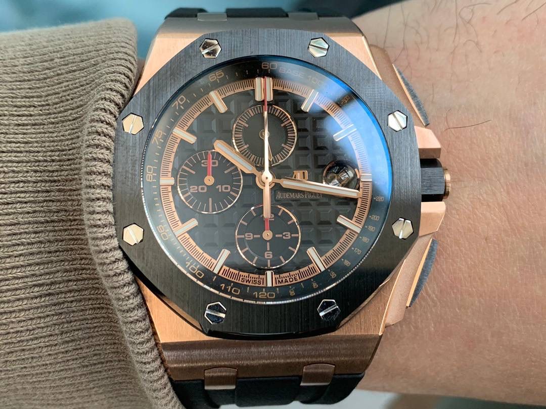 爱彼皇家橡树离岸型🔥💯横空出世。引用全新的彩色陶瓷锻造技术，表壳与圈口的选料，不惜重本使用日本进口的氧化锆，无需任何颜料，以超高的压力与超高的温度锻造，形成超高密度的彩色陶瓷，再经过百里挑一，确保每一个成品都与原版毫无色差！CNC级别的打磨，将整一个表壳的边边角角完美处理，即使陶瓷，也做到毫不割手。圈口的拉丝，经过顶级的打磨技术，做到每一丝每一线都毫无断续，每一颗六角螺丝都与表框处在同一平面，拒绝一丝一毫的凸显与凹陷，诠释了何为顶级的复刻工艺！