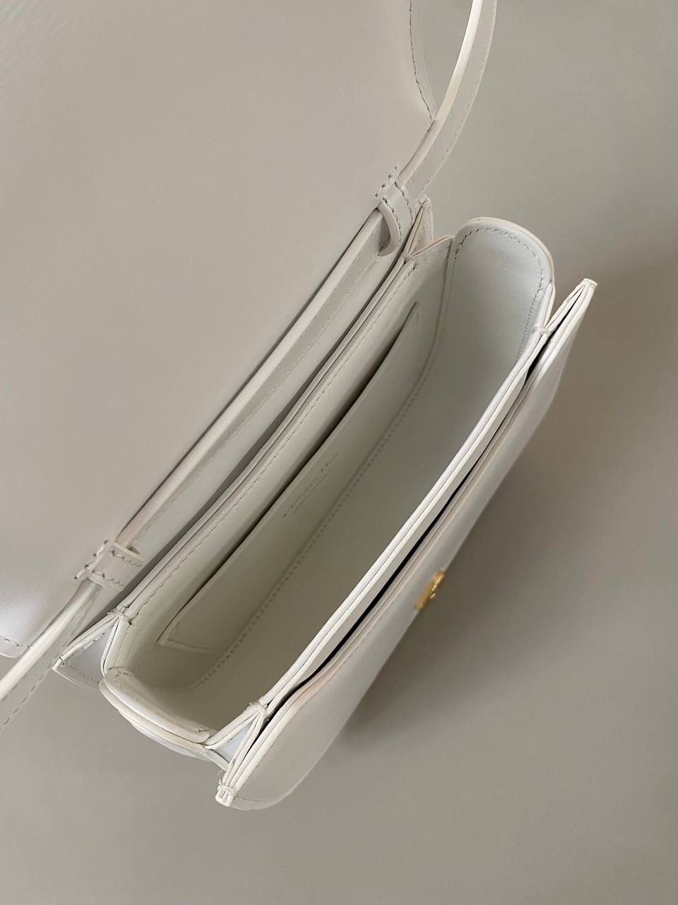 🈶白色大号 𝐃𝐢𝐨𝐫 𝐓𝐨𝐩 𝐡𝐚𝐧𝐝𝐥𝐞蒙田30 蒙田大家都知道，从来没有失望过🤩 质感和纹理还是一如既往的好， 有光泽感之外还非常轻 耐磨！ 19x12×8cm