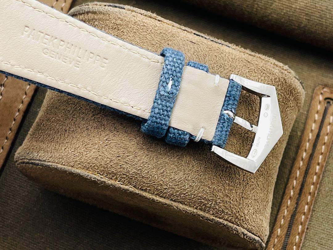 百达翡丽2021新品——Ref.6007A-001（普朗莱乌特制表大楼纪念款）腕表震撼呈现！40mm ✅表镜采用蓝宝石水晶材质，背面清晰镌刻卡拉特拉瓦十字星图案，以及“New manufacture 2019”字样，细节还原度拉满； ✅表壳选用316L精钢打造，搭配宽阔的弧形表圈设计，质感扎实且线条流畅 ✅表盘延续标志性灰蓝色调，辅以精致的圆形缎面打磨工艺，简约大气又不失质感。 ⚙️ 技术突破 搭载第三代324S定制一体机芯，不仅仿真度极高，更能保证走时精准稳定，颜值与实用性兼顾！ 👔 表带与表扣 搭配灰蓝色小牛皮表带，点缀白色缝线装饰，搭配百达翡丽（PP）经典针扣设计，与表盘色彩相互呼应，整体风格协调统一，尽显优雅格调。