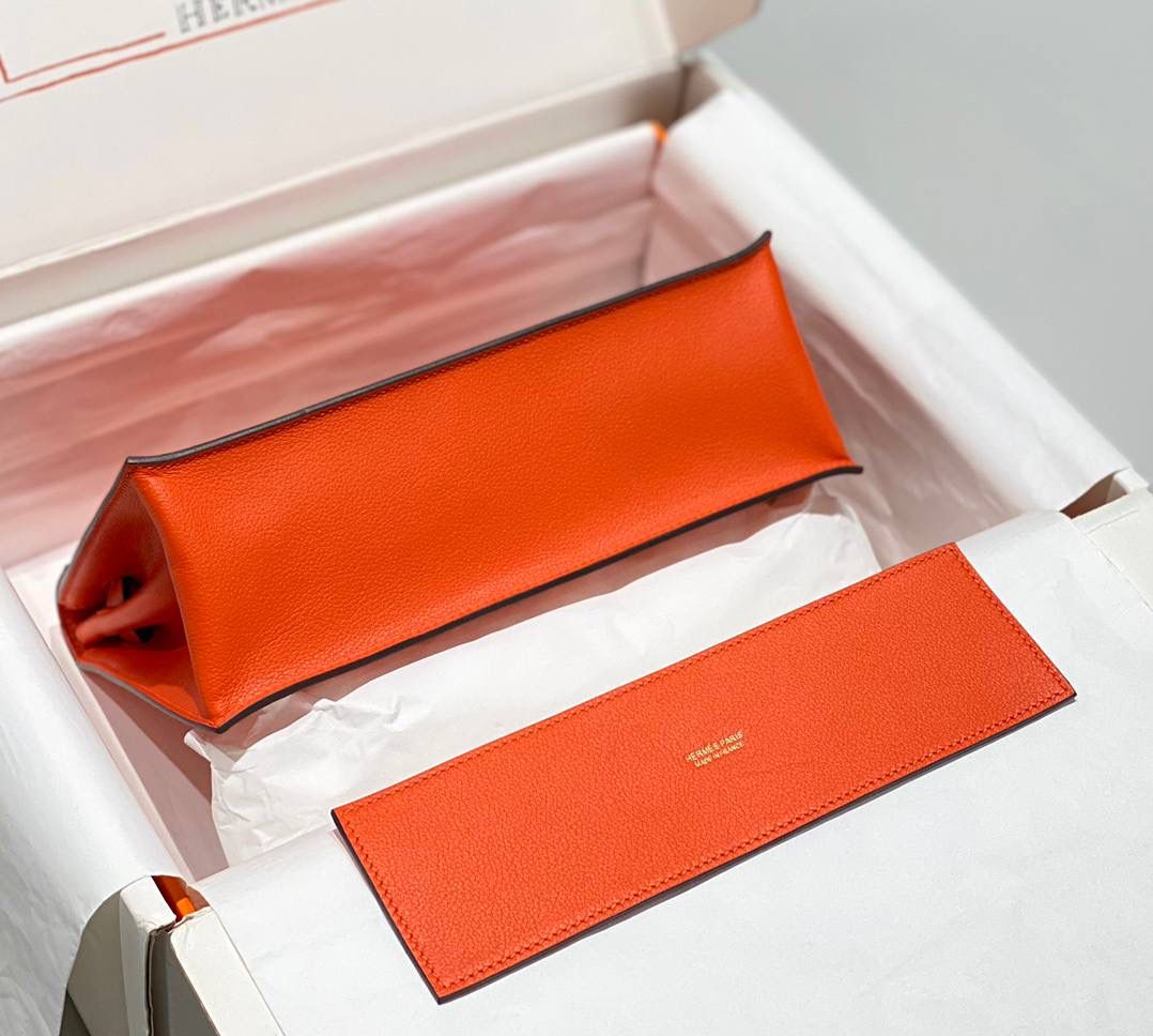 『火焰橙·金』 ‘’Kᴇʟʟʏ ᴅᴀɴsᴇ • Evercolor 🎀 时尚圈就是一个圆！ 最厉害的就是六种背法： 斜背、侧背、肩背、腰包、背包、手包 集美们一定要安排起来‼️ 22Cm