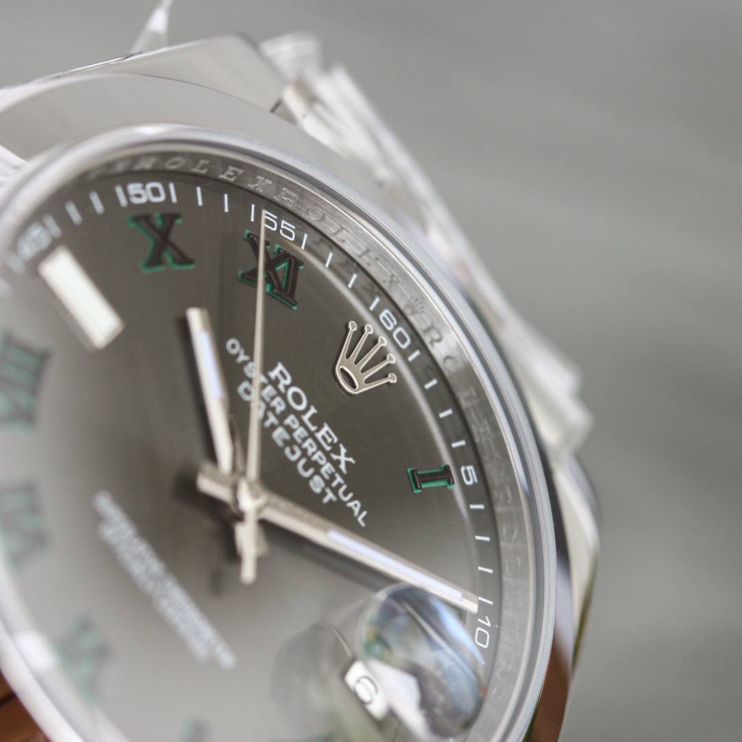 clean厂/C厂 新品 劳力士 ROLEX 41mm日志型系列， 1:搭载2836-2机械机芯，🎮 DG1 机芯及其稳定 2:整表904L精钢 /搭配clean厂钢带 3:表盘颜色无限接近原装 4:全市场唯一日历字体对版 后续1-31号挨个字体真假对比 5:唯一做到指针夜光/字钉夜光 做到同色 因为都是第三方工厂加工+自购瑞士 🎮c1+c3夜光粉 6:字钉/皇冠唛头钉 全白金电镀处理 虽然clean的款式不多 但是几乎款款均为精品 彻底解决世面上的大部分日志痛点！🎮
