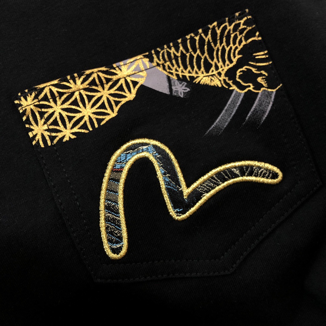 預訂 EVI SU 口袋黑金色鯽魚刺繡短袖Tee 