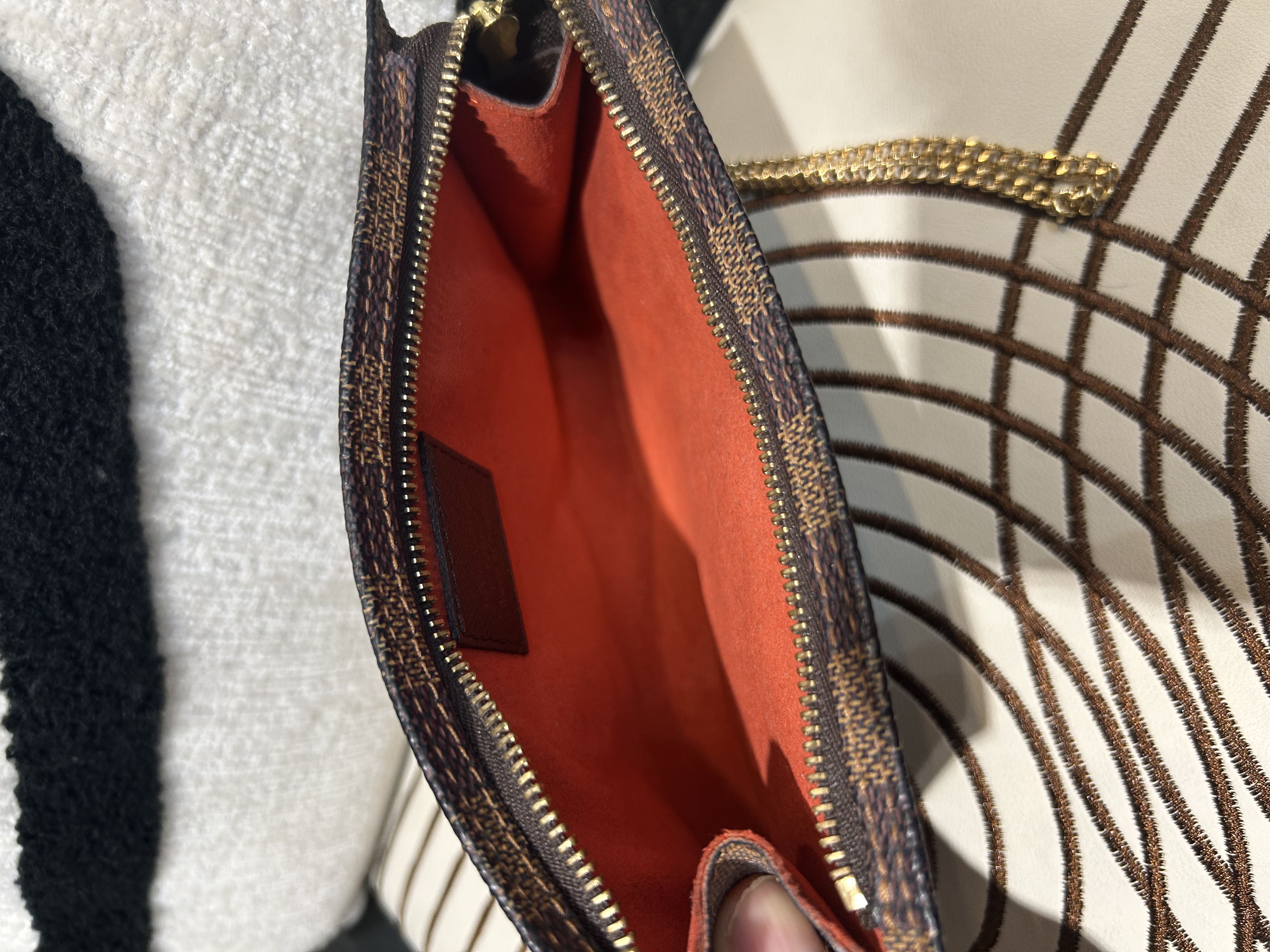 LV Pochette Damier 100%Authentic, 95%new