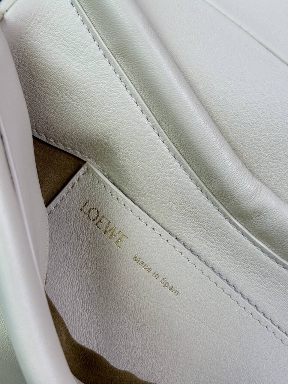 全新*𝙋𝙖𝙨𝙚𝙤 𝙨𝙖𝙩𝙘𝙝𝙚𝙡 手袋🛍️【米白】 —— 朕品1w7➕😘 尺寸:𝟐𝟓-𝟏𝟕-𝟖𝐜𝐦 编码:062318 ✅做工精致，廓形简洁优雅，独特、柔软的褶襇结构，超轻盈构造，纳帕软牛皮革（里外全皮），顶部饰有flamenco螺旋绳结。 ✅配置双肩带，短手柄肩带可做腋下包不可拆卸，长肩带可肩背可斜挎可拆卸调节，磁扣开合设计，多种背法随心所欲❤