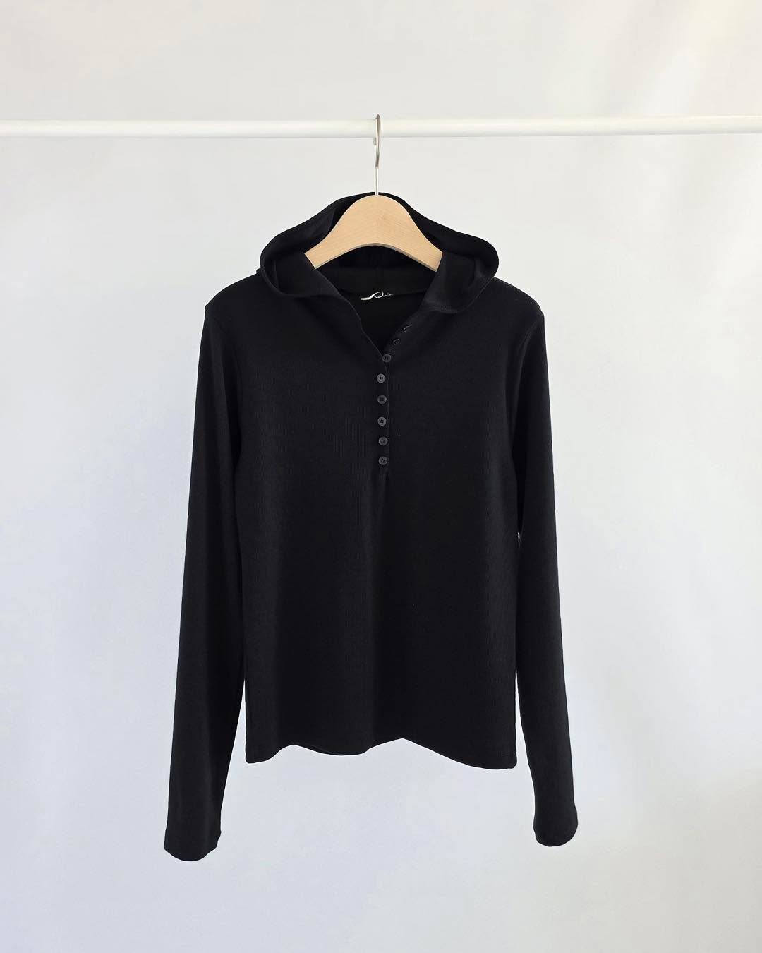 開鈕有帽坑紋薄長袖