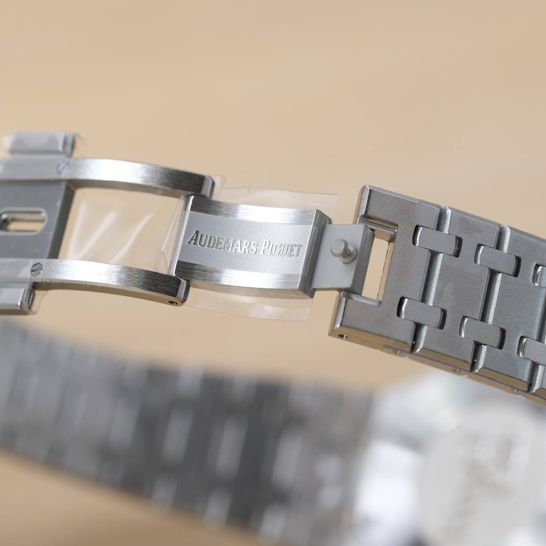 爱彼皇家橡树系列女士腕表，镶钻银色表盘，精钢表链