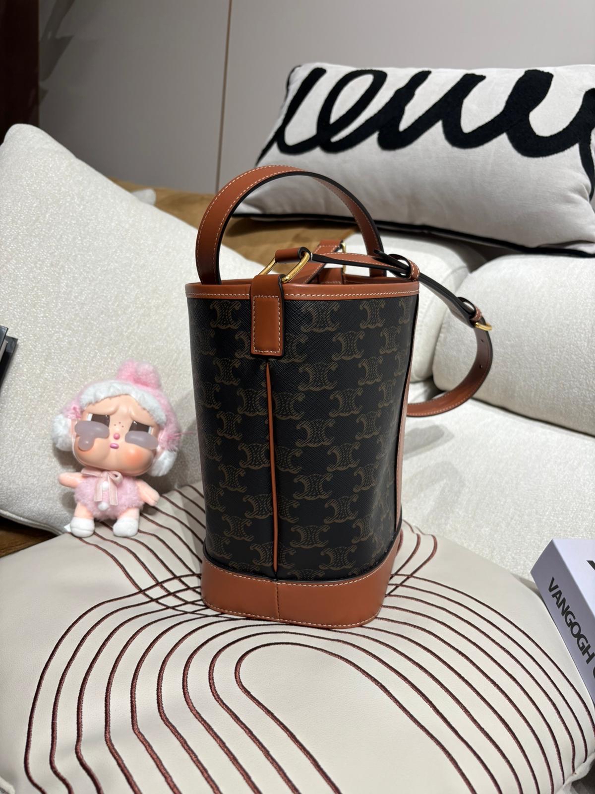 Celine small buckwt bag in triomphe 100%Authentic, 98%New ✅Dust bag