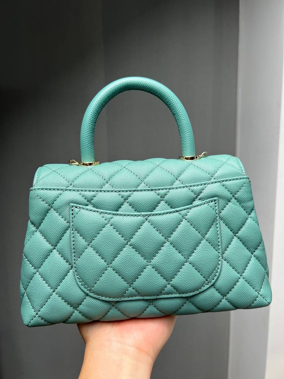 新coco handle小号绿色荔枝纹💞👜 和CF一个渠道的尾单货，拿过的都不用多介绍啦！新款驾到！独家渠道货！ 尺寸:14 X 24 X 10cm