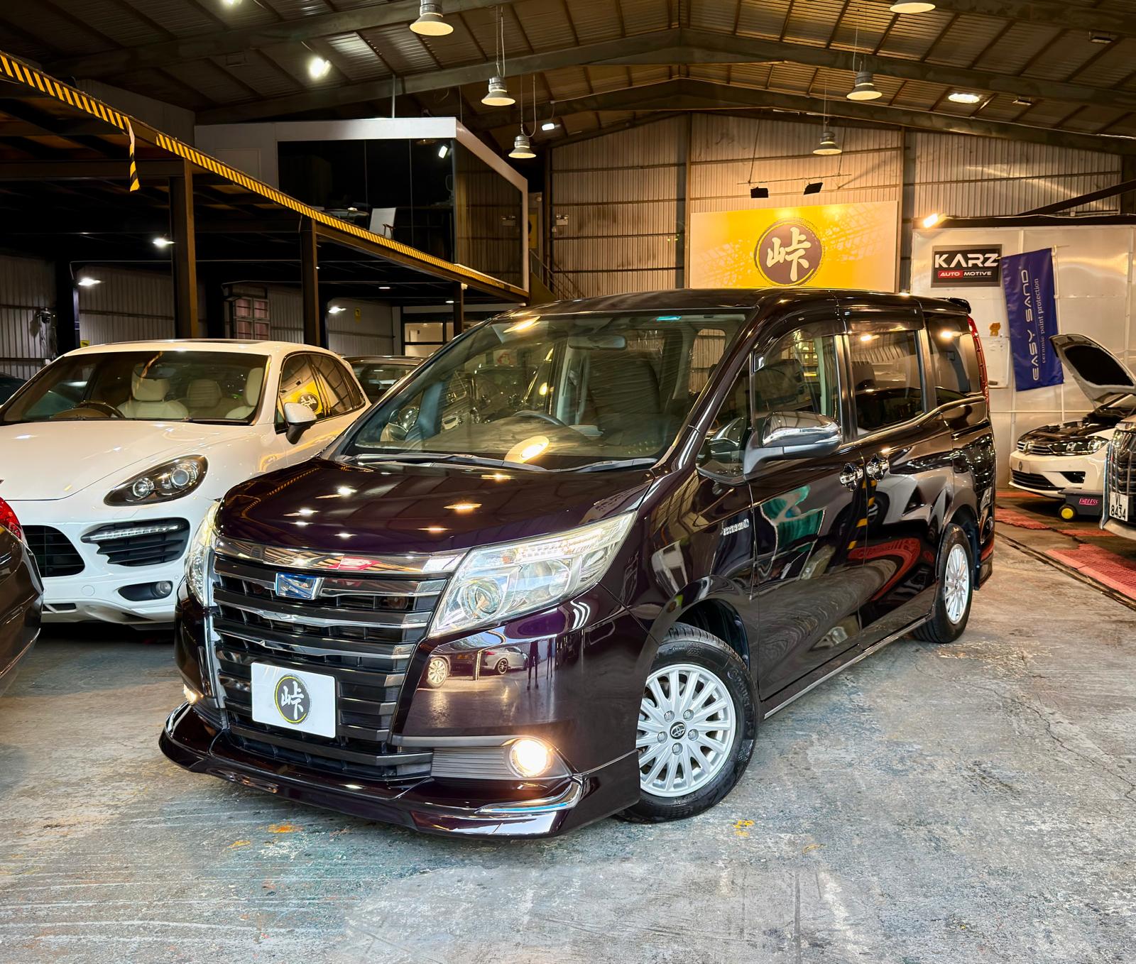 Toyota NOAH Hybrid 2015