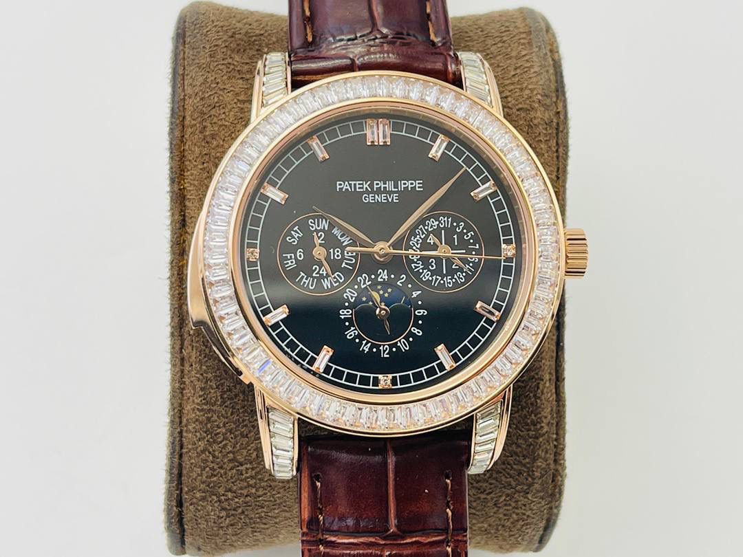 【2022诚意推荐】百达翡丽超级复杂功能系列5073P_010腕表。用心之作，细节方面： 1⃣️突破多层技术瓶颈，机芯型号为CH 29-535 升级版，质量稳定！ 2⃣️尺寸42毫米，与专柜一致。 3⃣️表圈和表耳镶103颗长形钻石。 4⃣️表带搭配意大利头层小牛皮，表扣上镶钻石更显示这块腕表的豪华气质。适合各种商务场合，简敛精致不失优雅！