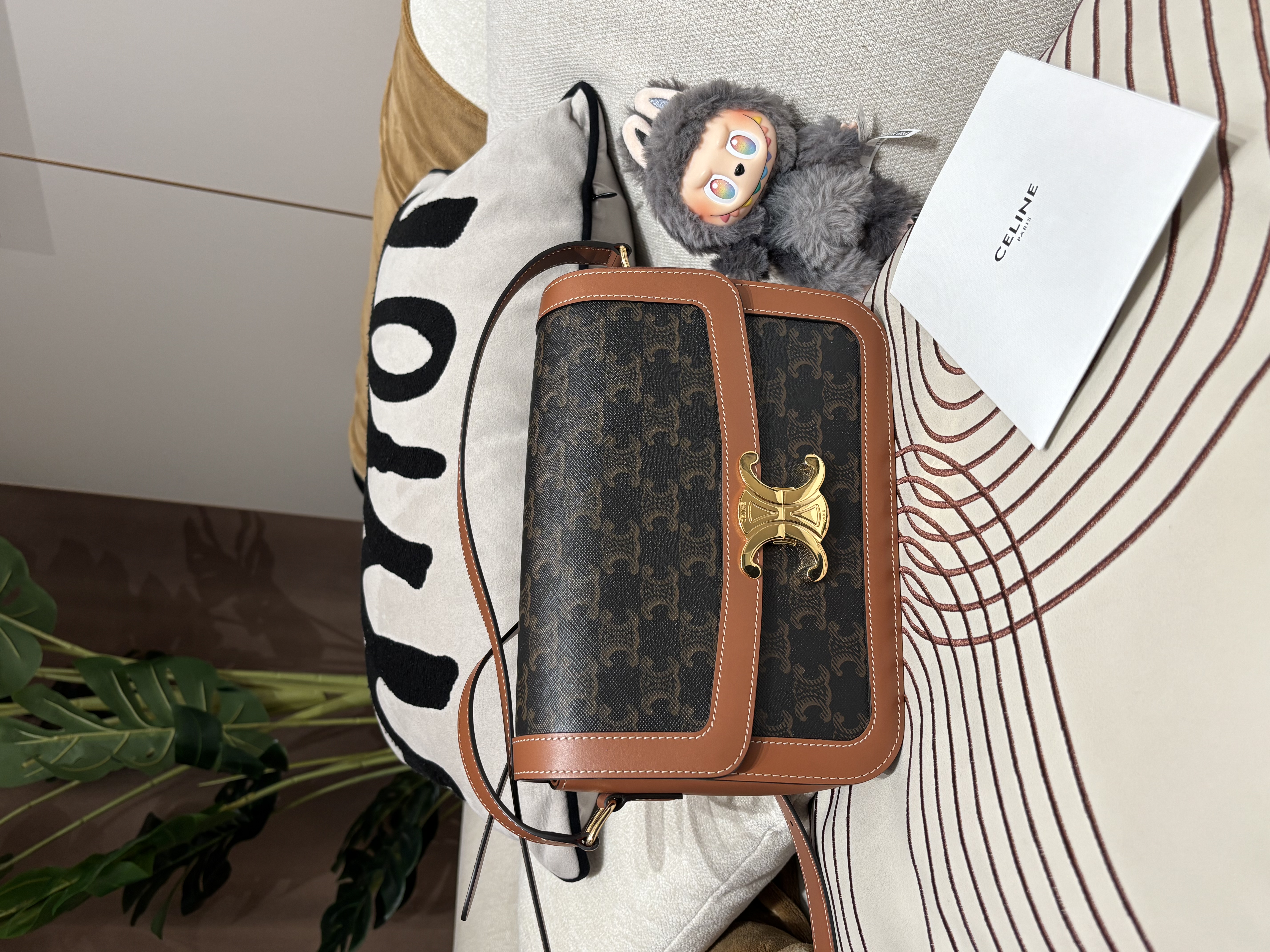 Celine TRIOMPHE classic medium, 凱旋門金扣box,100%Authentic,99%new ✅專門店收據✅Dust bag ✅Box