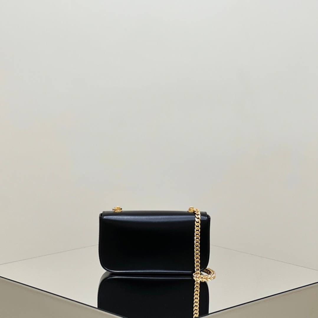 🔥大货实拍图 𝗖𝗘𝗟𝗜𝗡𝗘 ♥ 𝗧𝗥𝗜𝗢𝗠𝗣𝗛𝗘浮雕腋下包 型号：199243 尺寸：20.5*11.5*4cm