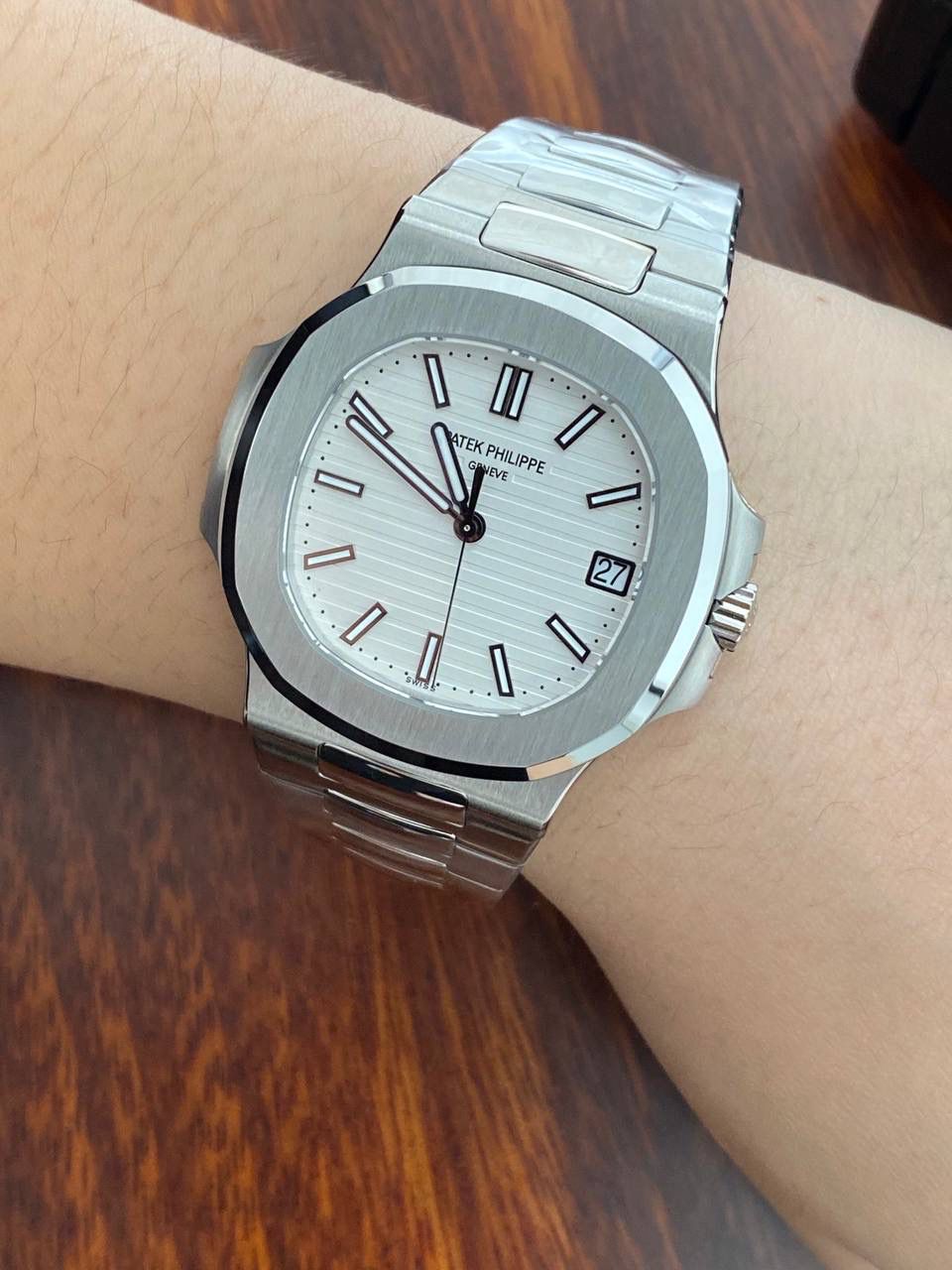 鹦鹉螺市场独家专用机芯，升级无噪音刻字版原版机芯🔥🔥 详细升级解读: 1.升级机芯全部精雕刻字，清晰不磨损，纹理做到极致。 2.升级自动陀片，采用瑞士超精密轴承，业界史无前例的安装陀片工艺。做到百分百降噪音。 3.原版机芯，无假夹版，无假摆轮，无假红宝石。WY-3k厂完整的复刻出3.3毫米的绝版高品质324SC机芯. 4..升级表盘刻度夜光超亮，而且整体做到和谐一致同步亮度。 5.鹦鹉螺经典蓝盘，目前改进与正品一致的颜色，秒杀其他工厂的表盘细节和做工。 6.日历窗口每一只手表做了水平正位，不出现偏斜遮挡。 7.把头调节档位顺畅度的多次调试，调试到最佳状态。使得升级版手雷调校时间和上链的手感畅顺 8.升级了整个手表厚度8.3毫米，完美实现全网最薄机械表，等同原装厚度。佩戴起来舒适无比。 9.重点强调324Sc机芯顺时针调日历，也就是由上往下调日历。注意辨析和正品一致。 10.调节时间的时候，拉表冠二挡。大秒针是不停止的。和正品也是一致。