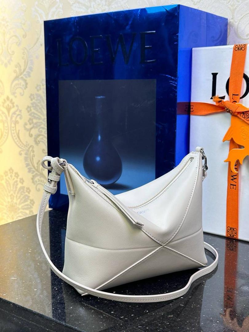 ♥️𝙋𝙪𝙯𝙯𝙡𝙚 𝙁𝙤𝙡𝙙 ——【海盐白】 尺寸：𝟐𝟑-𝟔.𝟓-𝟏𝟓.𝟓𝐜𝐦 编码：522404 🎈经典几何为造型，以及柔软细腻的Napa牛皮，升级为可完全折叠的手拿包。 🎈自带一根🉑拆卸🉑调节的肩带，一包多背，多样化风格，秀场大放异彩😃日常实用性强👌 🎈配全套专柜礼盒🎁，给你满满的仪式感👀