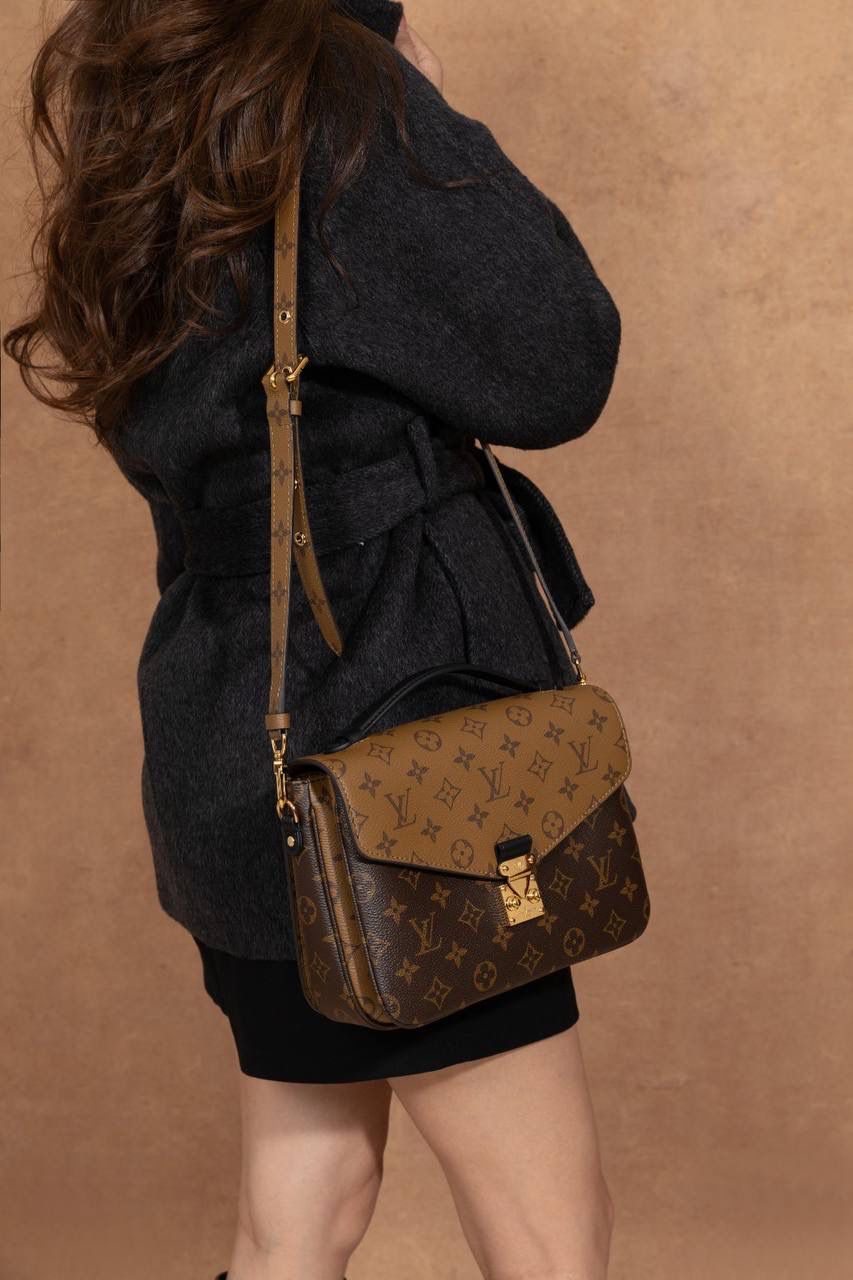 LV POCHETTE METIS 🎀大邮差包 法国原厂皮 + 全钢五金 摸起来就是不一样，质感很高级，拿在手上很有 feel 💼 📏 尺寸 25 × 19 × 7cm 大小刚刚好，不大不小，日常背超级舒服～ 这款真的是 女生一定要有的一颗包 👜 经典中带点可爱，耐看又百搭～ 经典老花配上 黄花色调 💛 让原本很经典的邮差包，看起来更年轻、更时尚✨ 不老气、不无聊，反而越看越喜欢～ 里面还有 隔层设计，真的很能装 👍 手机、钱包、化妆品统统 OK～ 不管日常出门还是凹造型，都很加分 💃