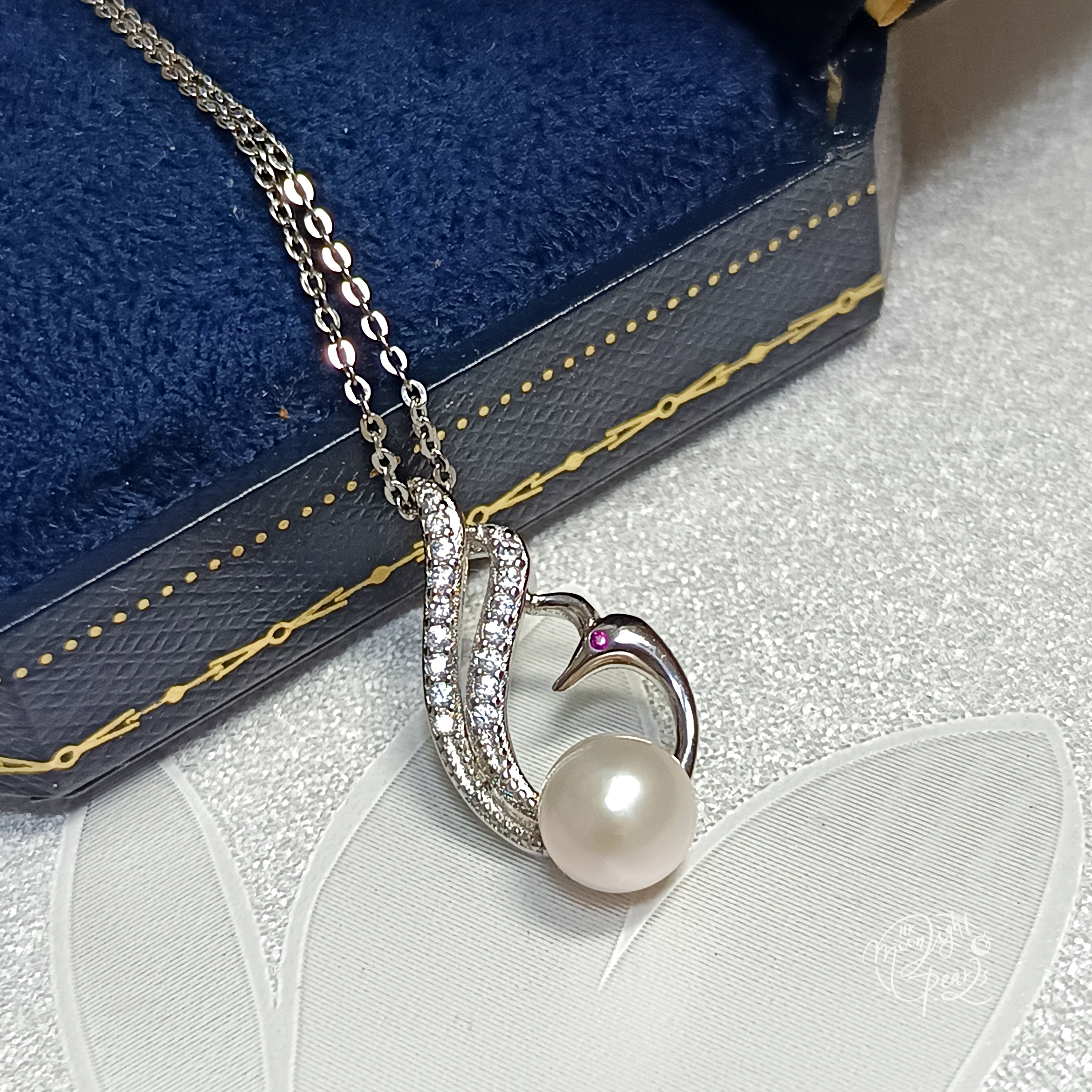 近正圓強光日本akoya 櫻花粉海水珍珠s925銀鳳凰吊墜（送注白金鍊）