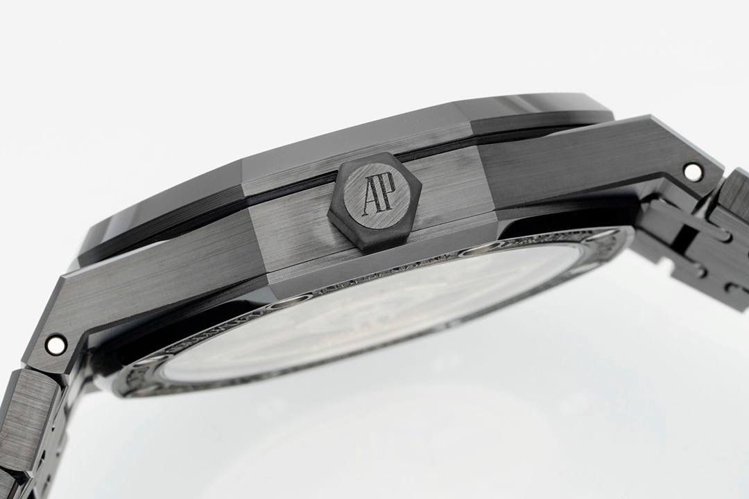 🚀新品爱彼15500全陶瓷款式全新到货，凭借陶瓷材质与cal.4302一体机复杂功能的结合，成为工艺与创新的典范，既延续了皇家橡树的经典美学，又突破传统材质限制，堪称现代高级制表的标杆之作 1. 陶瓷材质的优势 高硬度与抗刮耐磨：采用精密陶瓷（如氧化锆）制成，硬度远超不锈钢，日常佩戴不易产生划痕，保持长久光泽。 轻量化与佩戴舒适：相比金属材质更轻盈，减轻腕部负担，适合长时间佩戴。 抗过敏与耐腐蚀：陶瓷化学性质稳定，不易引起皮肤敏感，且抗汗水和腐蚀。 独特质感：表面经精细抛光或哑光处理，呈现深邃光泽或低调质感，一共推出三款配色黑色白色和稀有的蓝色 2. 表壳与表带设计 一体式结构：APS表壳与表带无缝衔接，延续皇家橡树标志性八角形表圈和“Tapisserie”格纹表盘，陶瓷材质赋予现代感。 复杂工艺：APS采用陶瓷烧结成型难度极高，需精准控制温度与压力，成品率低，凸显技术实力。 细节处理：表带链节经倒角抛光，边缘柔和，佩戴贴合手腕；表壳厚度约10.5毫米，兼顾复杂工艺与佩戴舒适性。💯