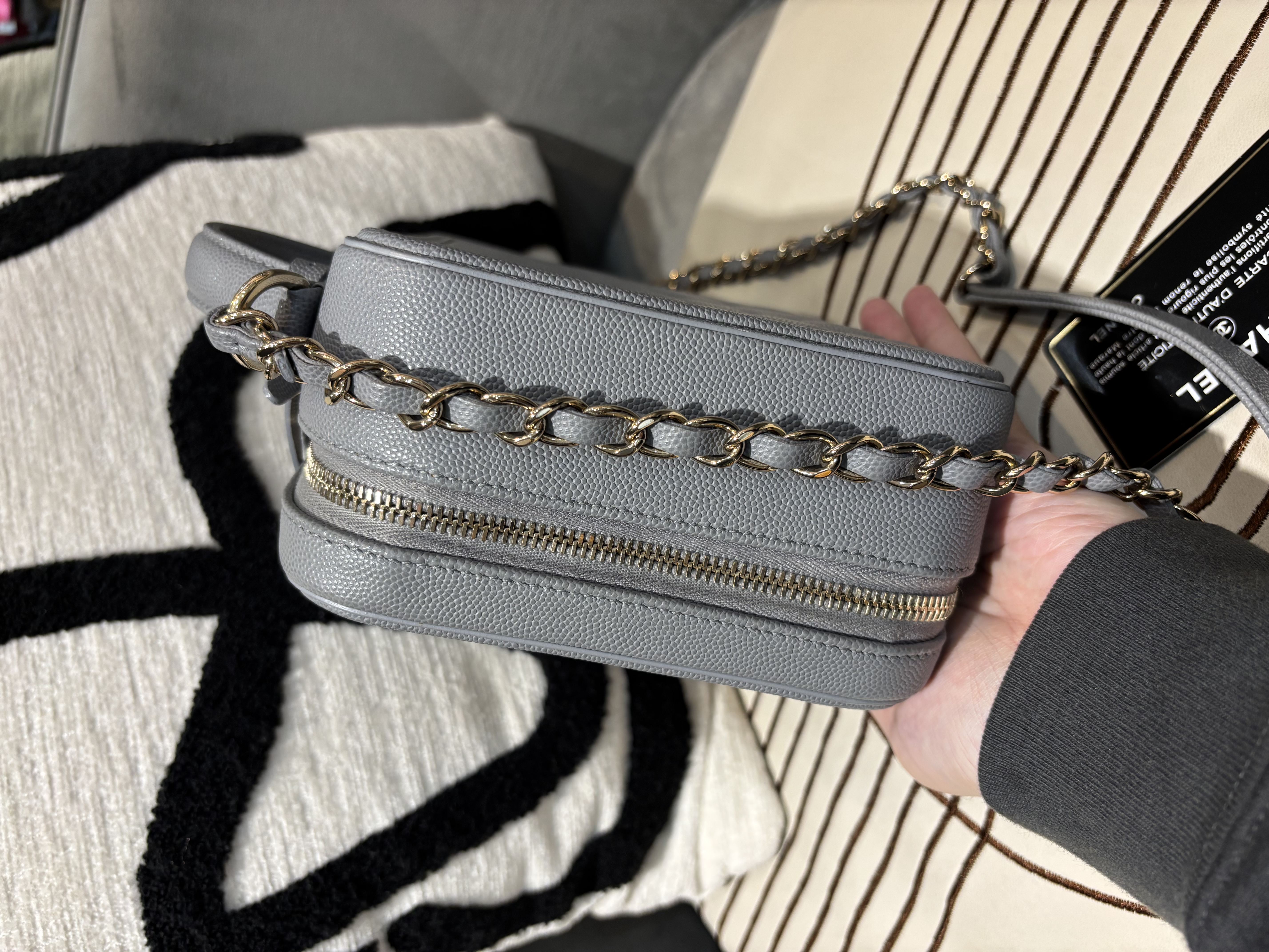 Chanel CC Filigree Shoulder Bag Grey 100%Authentic, 95%New ☑️29Card☑️Dust bag