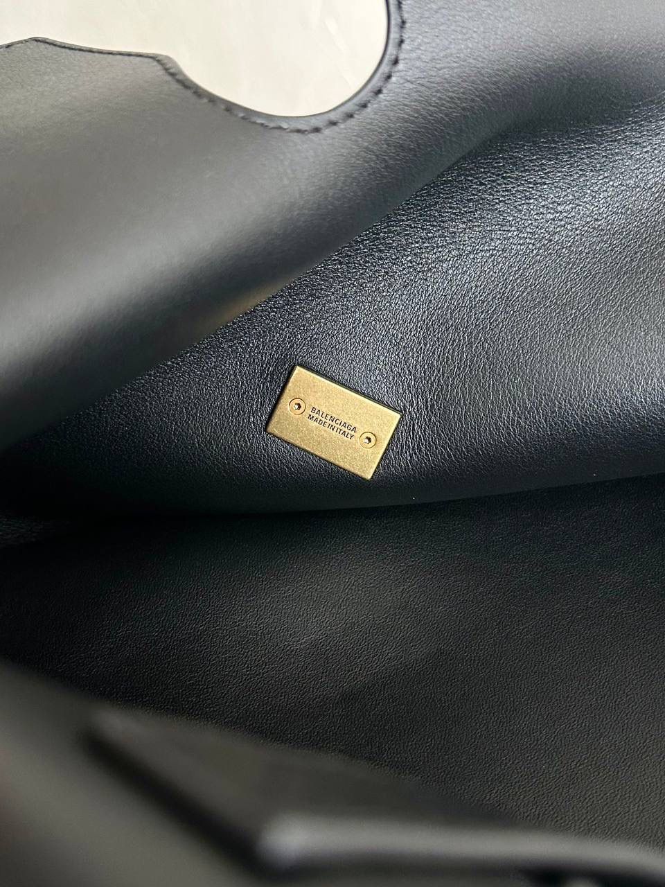 销量王🔥 ba1enciaga bel air 黑金中号🖤 新发手袋，火力全开 B家这季是打算了H家杠上了哈哈哈！ 我想说的是，从rodeo开始，B家就赢麻了 这个bel air是真好看，它还很好玩儿～ 第一，包身两边的耳朵处可收紧，也可敞开 第二，包身前面三个"小口袋"是假的！它翻起来用皮带穿过去后，就可以得到另一个极简风的bel air！这个设计我给一百分❗️ 总共有5种结构可以玩弄，太有意思啦😆 超大的包身，可以装下全世界 29×26×16cm805481m