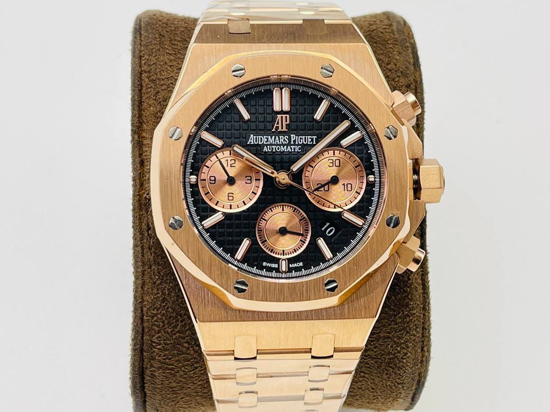 AP爱.彼皇家橡树系列26331OR多功能计时机械腕表41MM！ 1⃣️【机芯】7750改原装机芯 6字位小秒 功能与原装一致！ 2⃣️【表镜】表镜选用进口蓝宝石玻璃镜面！ 3⃣️【表壳】采用进口316精钢表壳，表壳通过拉丝和部分抛光打磨处理之后，忽明忽暗展现出精致而硬气的独特气质！ 4⃣️【头粒】头粒设计与专柜一致可以微调 佩戴更佳贴手舒适 经过多道工序的打磨和磨砂处理，终把AP特有的八角型表圈表达出棱角分明的线条！ 5⃣️【表盘】超强夜光显示，可以在任何环境下读取时间！