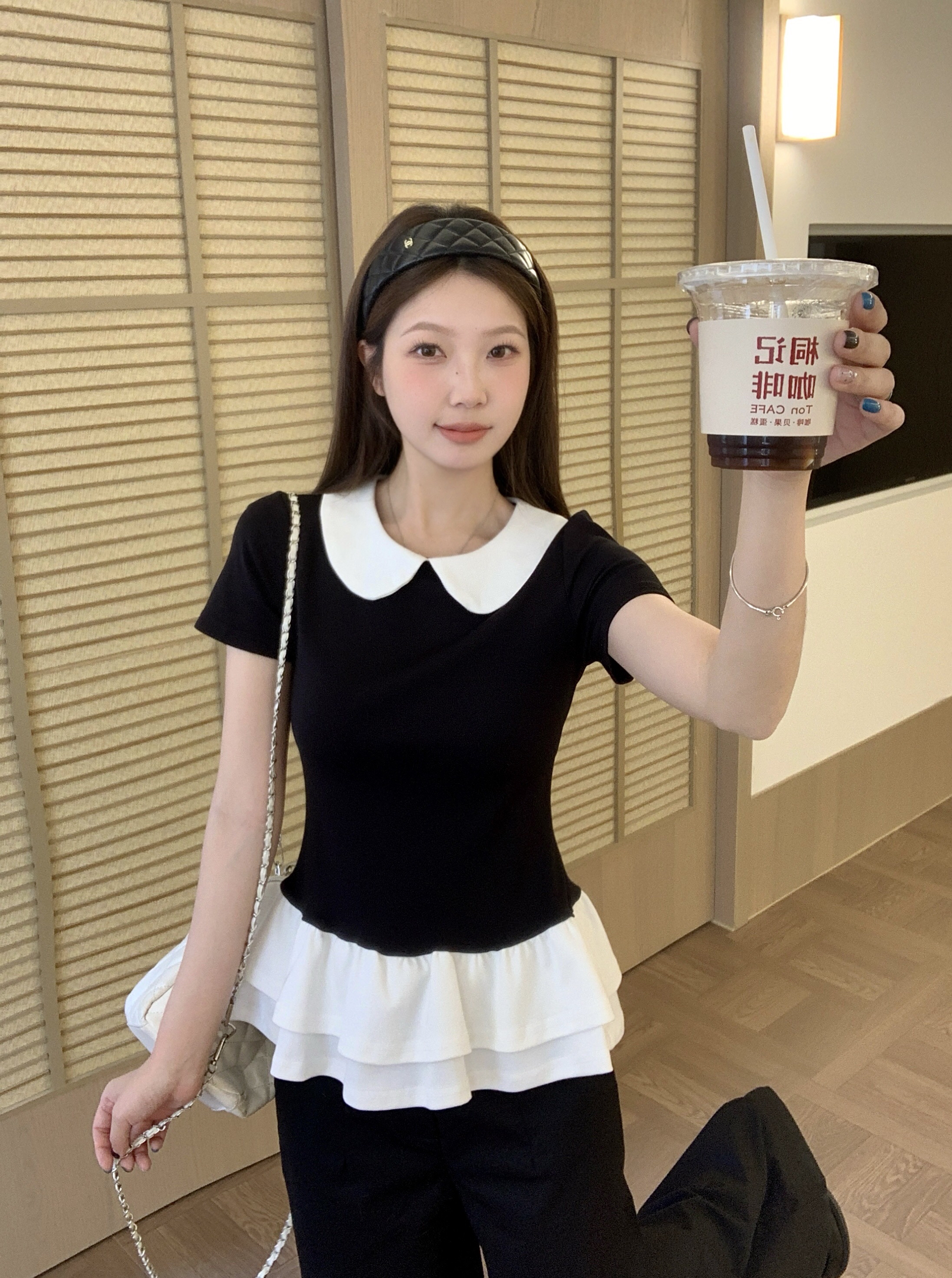 B136(9018) 韩系气质拼接白娃娃领与双层荷叶下摆黑上衣