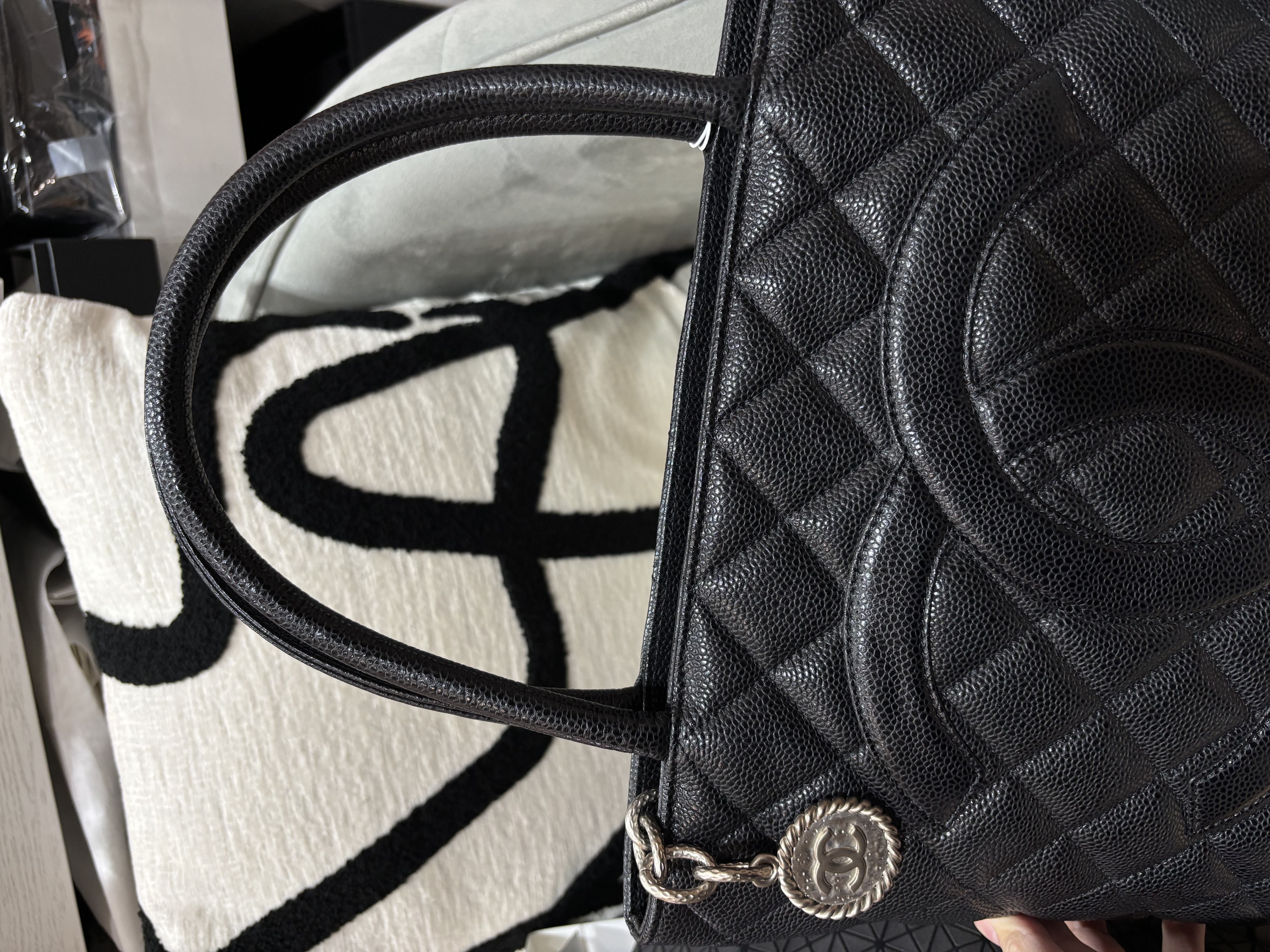 Chanel medallion shoulder hag 黑色魚子醬牛皮希爾頓包，Vintage 絕版 100%Authentic ,95%new✅14Card ✅Dust bag