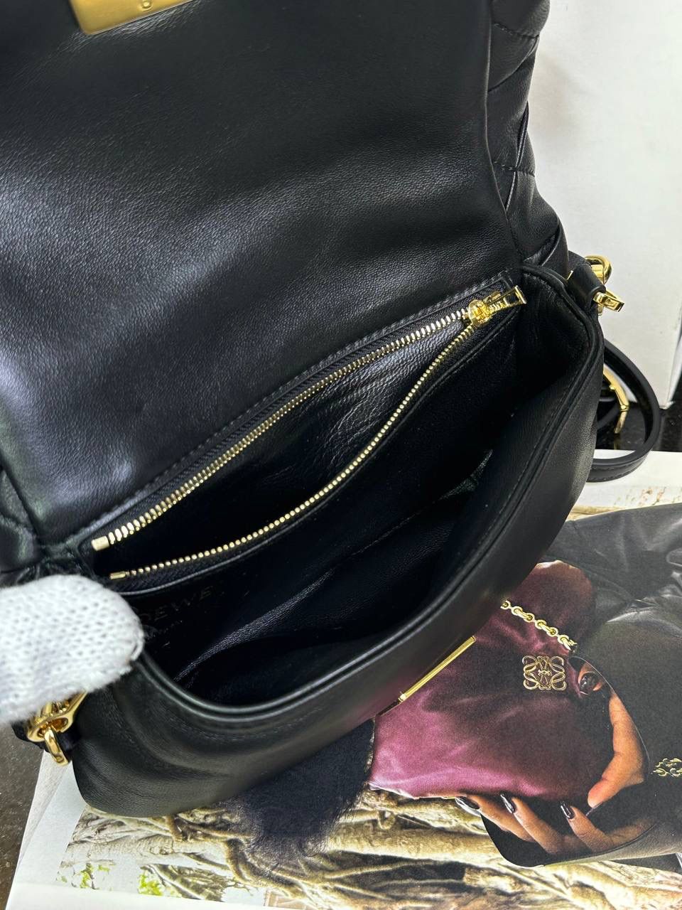 👉🏻小号羊皮【𝘗𝘶𝘧𝘧𝘦𝘳 𝘎𝘰𝘺𝘢】 —黑色🖤 编码：262122 尺寸：𝟐𝟎-𝟔-𝟏𝟑𝐜𝐦 ❤️采用轻柔纳帕小羊皮，经过裁剪、缝制和手工编织制成，内里一个主要隔层和一个拉链口袋，磁扣开合。 ❤️配有可拆卸可调节的皮革带子。可肩背或手拿。