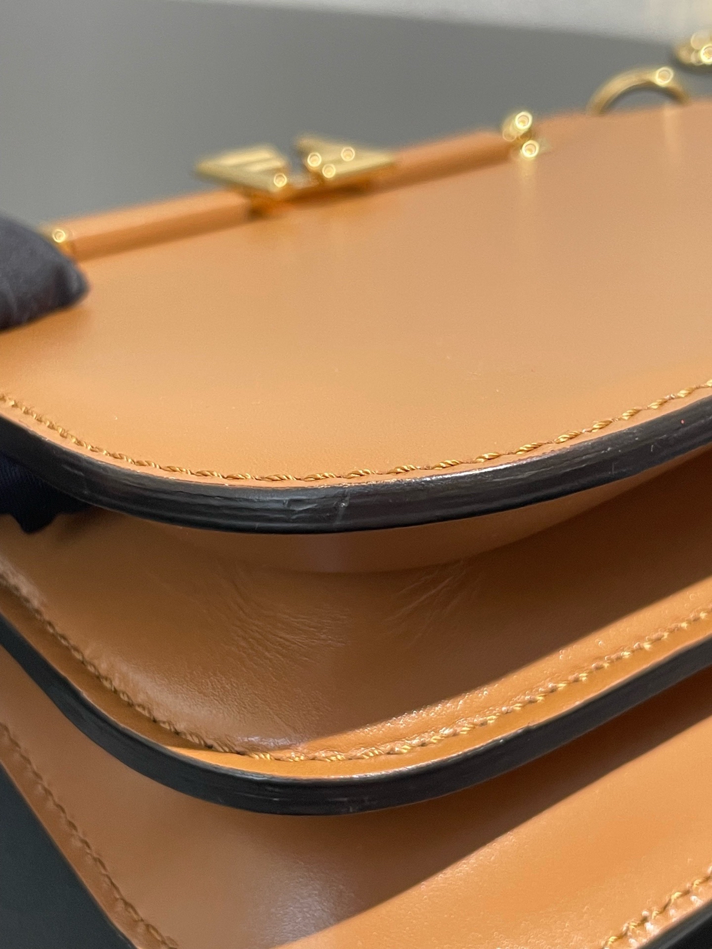 【預訂貨品】FENDI焦糖色金扣風琴包