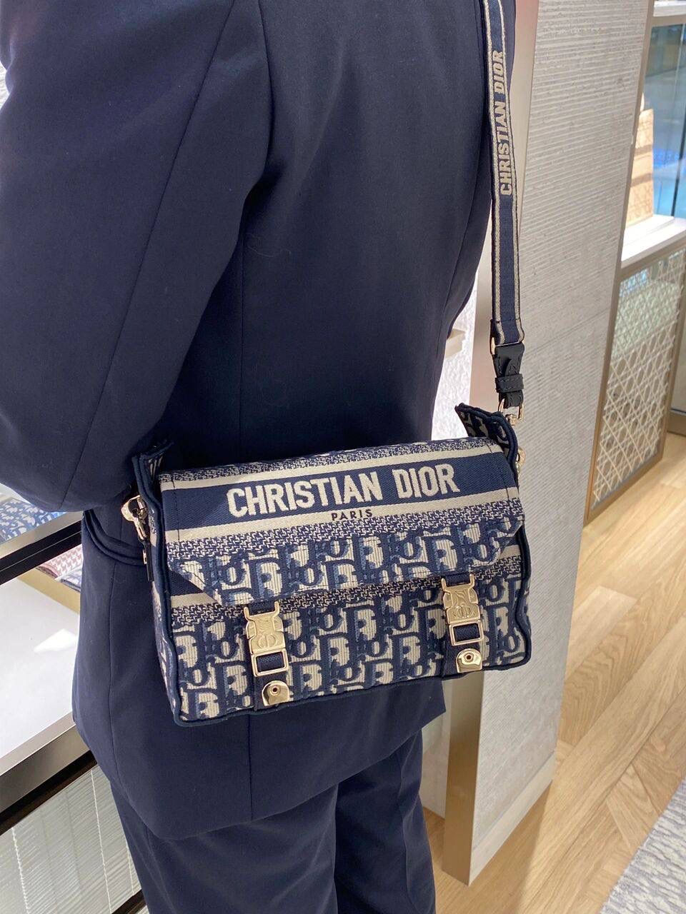 小号 DIORCAMP 手袋👜✨ 蓝色刺绣 Oblique 印花 这款小号手袋通体饰以蓝色刺绣 Oblique 印花，搭配“CHRISTIAN DIOR”标志翻盖和运动风格“CD”搭扣提升格调。 正面饰以“CHRISTIAN DIOR”标志 “CD”搭扣 可拆卸、可调节的肩带 内含防尘袋 尺寸：23 x 15 x 8 厘米