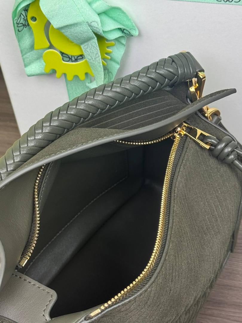 🎈最新编织手腕𝙋𝙪𝙯𝙯𝙡𝙚 ——【橄榄绿】 尺寸：𝟐𝟒-𝟏𝟎.𝟓-𝟏𝟔.𝟓𝐜𝐦 编码：062405 【配全套礼盒】 ♥️以罗家经典几何设计，搭配独特的编织手腕，绒面内里。 ♥️容量大，经典百搭，可拆卸肩带，有单肩，斜挎，手提等多样化背法。随性时髦洒脱，实用性强。 ♥️独家背景➕独家品质➕独家全套砖柜礼盒套装，市场高端品质皆在我手✌🏻