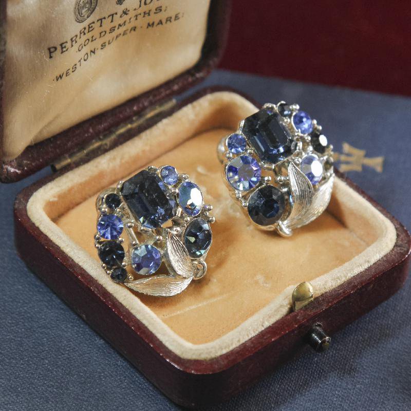 1960s American Lisner Blue Glass x Aurora Borealis Rhinestone Silver Tone Screwback Earrings (NA0277)
