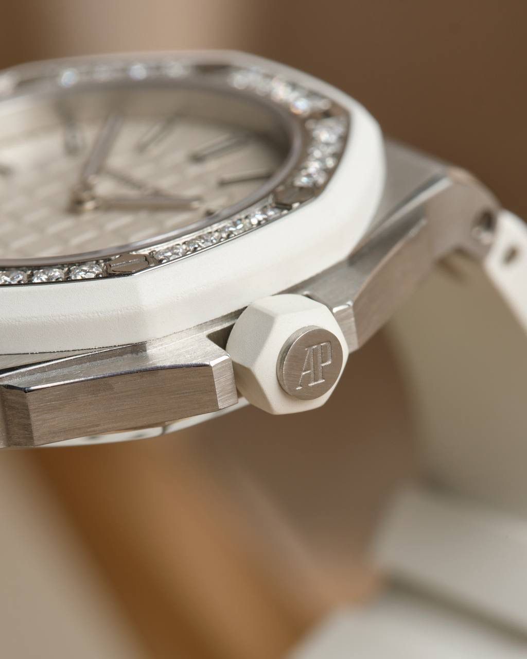 🚀全网独家新款，官网已停售 爱彼女款，皇家橡树离岸型，原装瑞士石英机芯、37表盘、厚度11.1毫米，原装进口防尘表带，反炫光处理蓝宝石水晶玻璃、包18K玫瑰金镶钻，32颗VV S足反南非真钻、精美绝伦、37表盘男女通杀！数量不多、手快有手慢无！