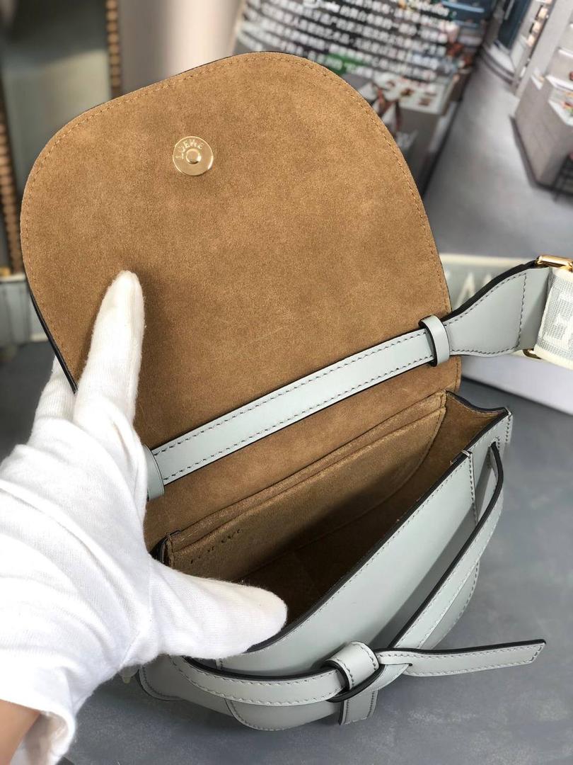 长在了中国人的审美上——罗威 精简低调的包款，设计也非常独特，采用天然牛皮革精制而成，并配有马鞍缝线的打结皮革带和侧面锁扣的金属插鞘，该系列包袋由此而得名。 迷你:15-9.5-12.5（中部最宽处21cm） 编码:522127织带粉末灰