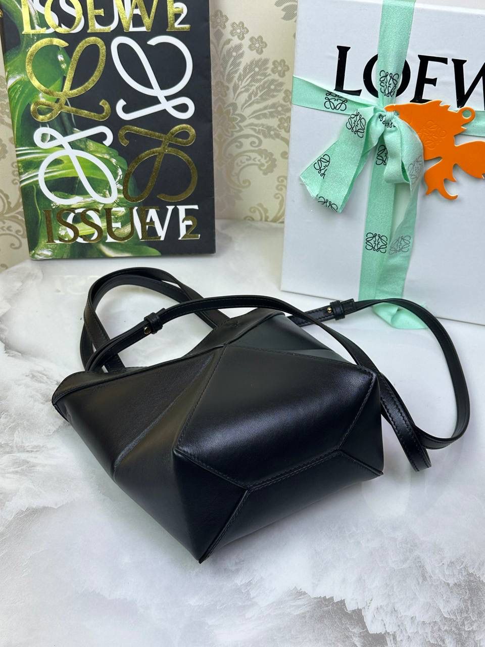 *𝐏𝐮𝐳𝐳𝐥𝐞 𝐅𝐨𝐥𝐝折叠手袋👜* ——全新【𝗡𝗘𝗪】升级‼️ 延续经典𝙋𝙪𝙯𝙯𝙡𝙚的标志性几何裁剪设计，新晋顶流🅰️𝙋𝙪𝙯𝙯𝙡𝙚 𝙁𝙤𝙡𝙚 𝙏𝙤𝙩𝙚以折纸包为灵感，升级成🉑完全折叠‼️的结构，立体与平面任意切换，出差旅行🧳必备单品。小牛皮材质轻且柔软，𝐌𝐢𝐧𝐢尺寸搭配一条可拆卸式肩带，手提，肩背，斜挎多样化背法✨ 尺寸：𝟏𝟔.𝟓-𝟗.𝟓-𝟐𝟎cm 款号：052322