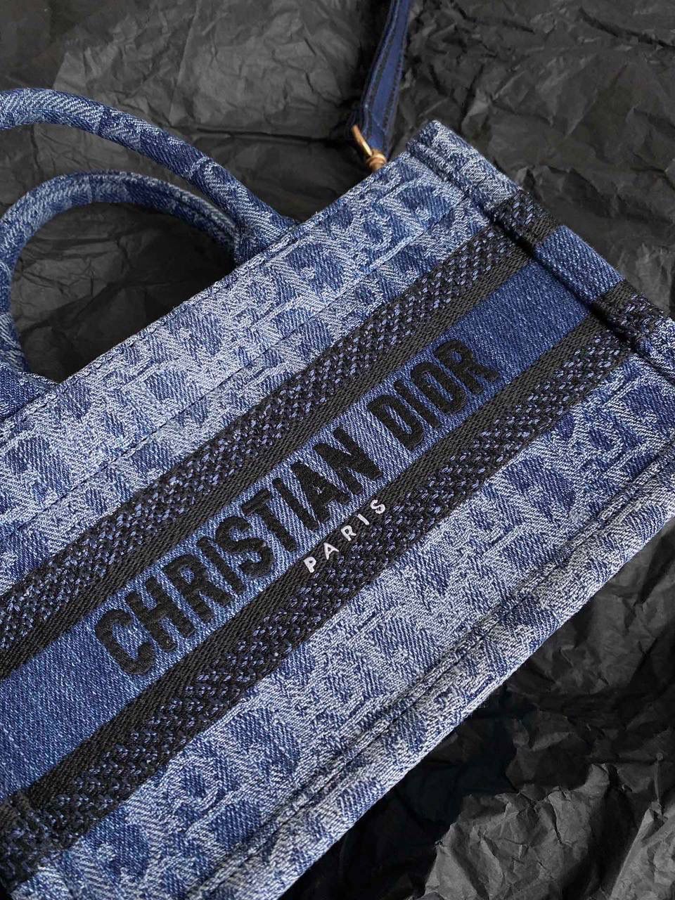 🈶牛仔蓝迷你 𝗖𝗗 𝗕𝗼𝗼𝗸 𝗧𝗼𝘁𝗲 24石洗丹宁 这期的牛仔系列真的超爱！ 它的热度不亚于任何一只经典款 深蓝色丹宁➕经典的Oblique印花， 不规则石洗效果，渐变感特别且帅气 牛仔很百搭也没有什么季节性， 所以这系列是既特别又经典 不怕过时 姐妹们可以放心冲！💕💕 21.5×13×7.5cm