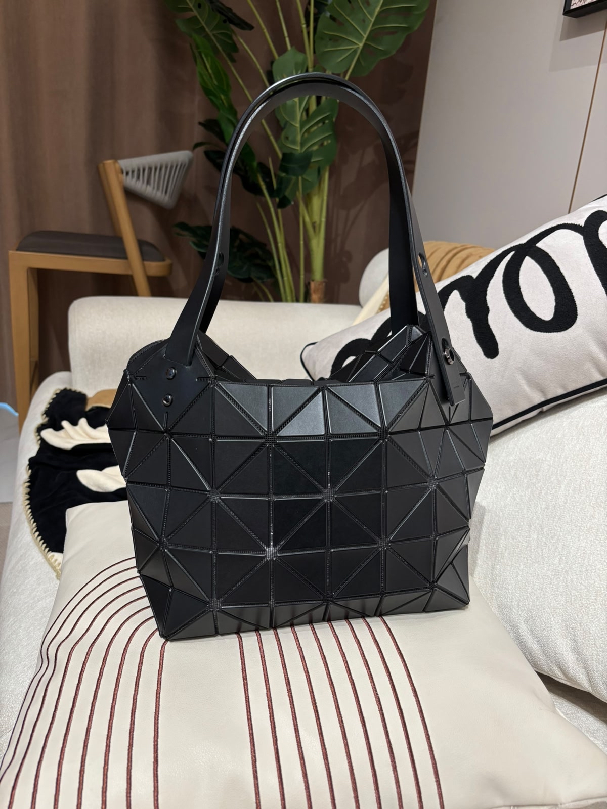 Issey Miyake Bao Bao Boston Bag 100%Authentic, 98%New ✅Dust bag