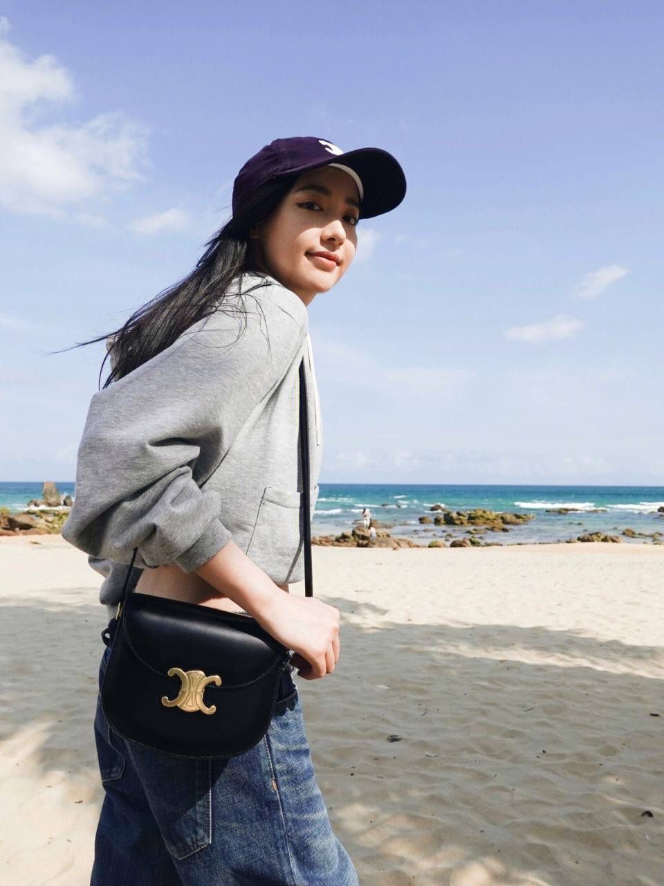 🔥大货实拍图 𝗖𝗘𝗟𝗜𝗡𝗘 ♥ 𝗧𝗘𝗘𝗡 𝗕𝗘𝗦𝗔𝗖𝗘肩带马鞍 型号：110413 尺寸：18.5*16*6cm 新款凯旋门马鞍包的材质是亮泽牛皮，包包本身就有高级的皮质光泽感，可斜挎也可单肩，我比较喜欢把带子收最紧单肩背，想可爱一点可以斜挎背都跟好看！🥰