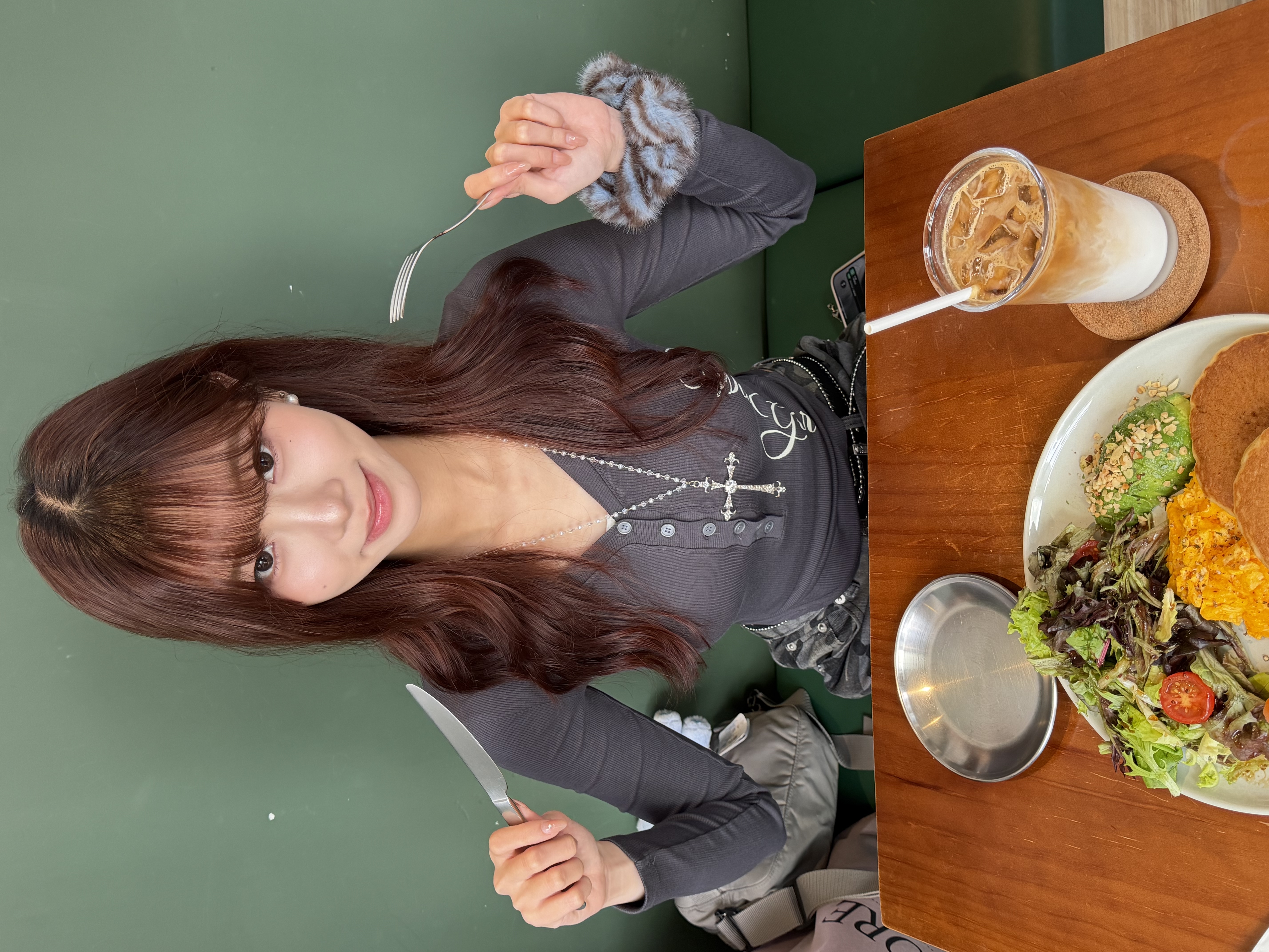 辣妹必備！韓國扣扭字母v領Top