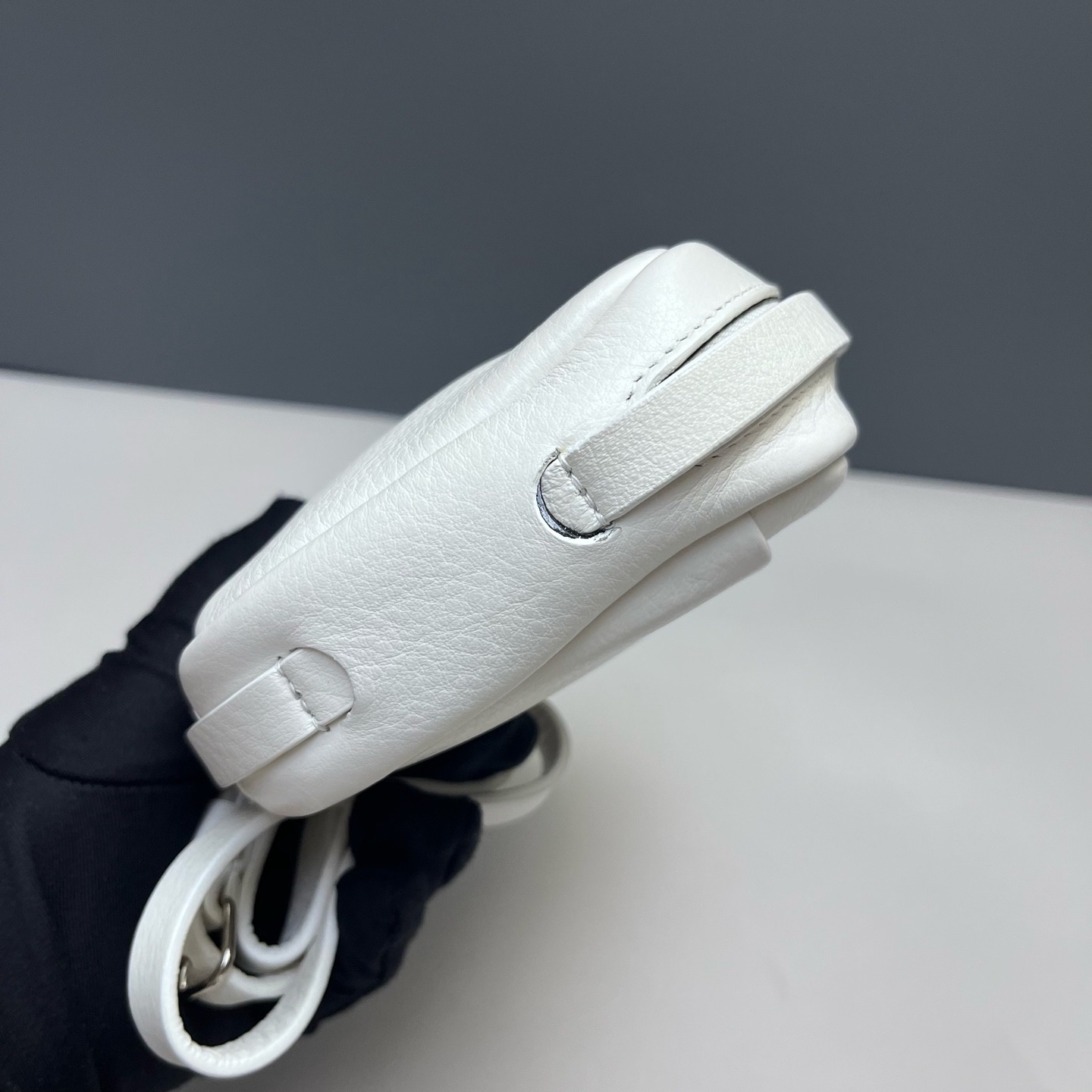 【預訂貨品】巴黎世家白色全皮相機包