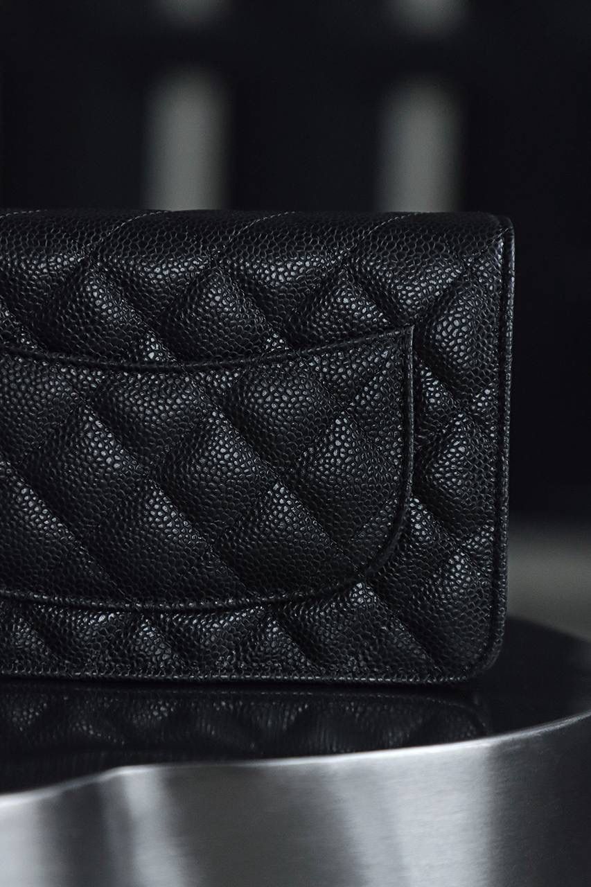 Wallet on Chain發財包鑒定版👜 一包一碼 支持全球鑒定查驗身份證原廠專G Haas皮料過關清單資料可査詢 經典系列WOC，從命名就能直觀感受到這款包包的獨特設計理念，它將傳統錢包與鏈條肩帶進行了巧妙融合！ 它大小精緻，恰好能容納一張百元人民幣，囙此被賦予了“發財包”這一吉祥又討喜的昵稱。 小巧身形，卻蘊含著大大的能量。 五金：全鋼銀扣 皮料：Hass小牛皮大球紋 尺寸：12*19.3*3.5cm