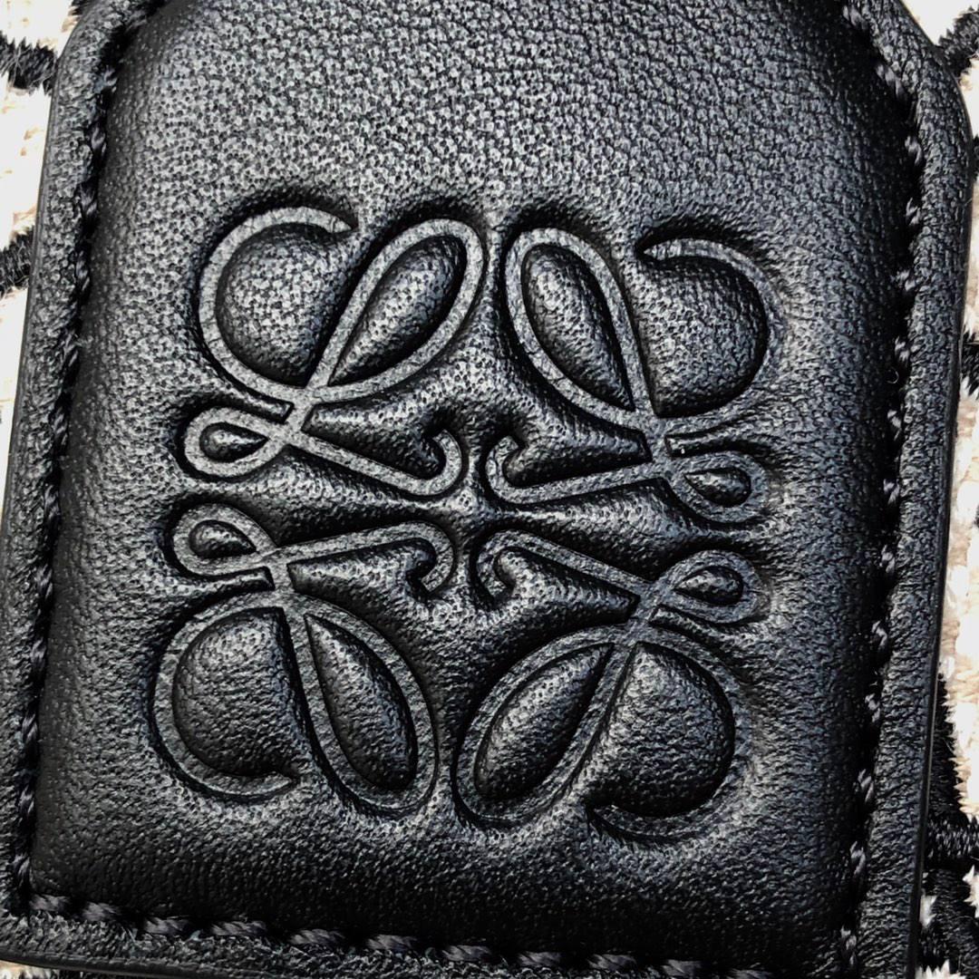 * 𝘊𝘶𝘣𝘪 𝘈𝘯𝘢𝘨𝘳𝘢𝘮 提花布手袋✌️ 大号尺寸:27-17-22cm（顶部宽处34cm） 编码:062102黑白/布 包包面料挺括度适中，没有固定形状 ，背上出门慵懒氛围感十足😘，肩带可以调节，伸缩至腋下背，单肩，手拎皆可