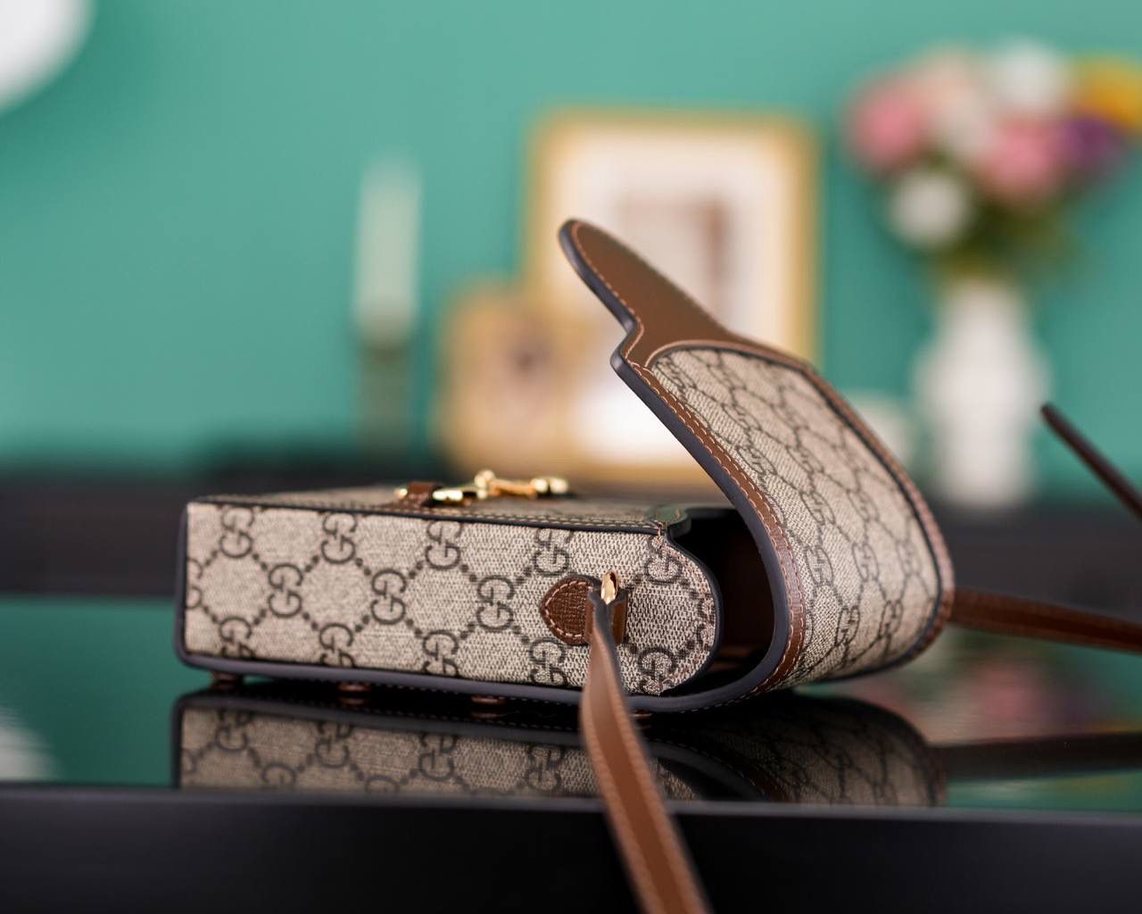 🥯GG Horsebit 1955系列迷你手袋 手机包 焦糖棕 （ 原厂皮全铜五金） 能将经典细节与现代精神巧妙融合的包包， 一定是这一款1955手机包 复古与现代的碰撞 “砰”的一声在时尚界炸出一个大火花 瞬间火爆全网 容纳量非常的高，日常出门的必备神器！ 白菜价格，眯眼入~ 百搭不挑人，男女共用也可当情侣包~巨赞！ 官方款号625615 尺寸：17x11.5x4cm