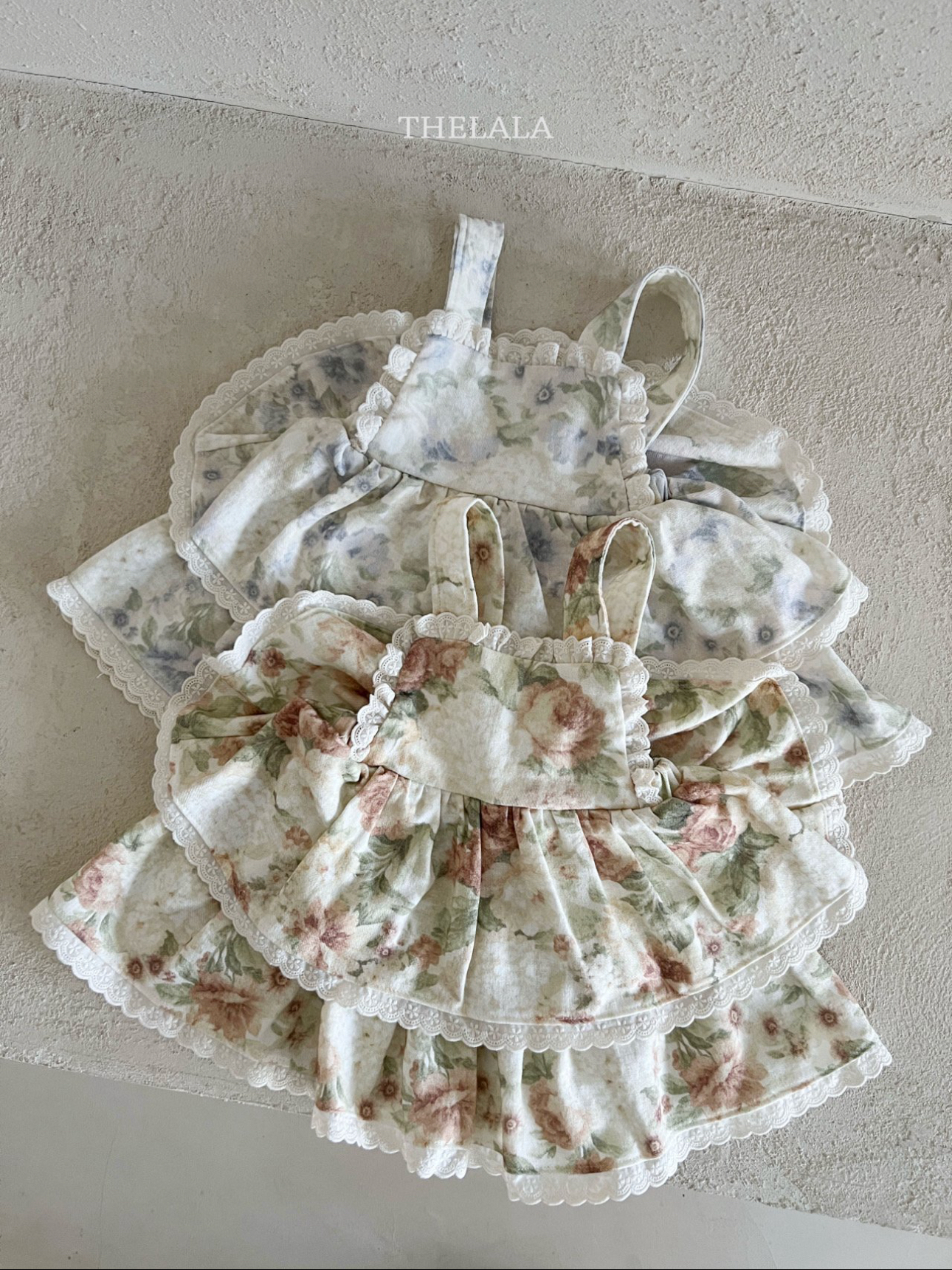 🌸預訂 韓國直送🌸🇰🇷THELALA兩色花卉滿印蕾絲花邊吊帶連身裙