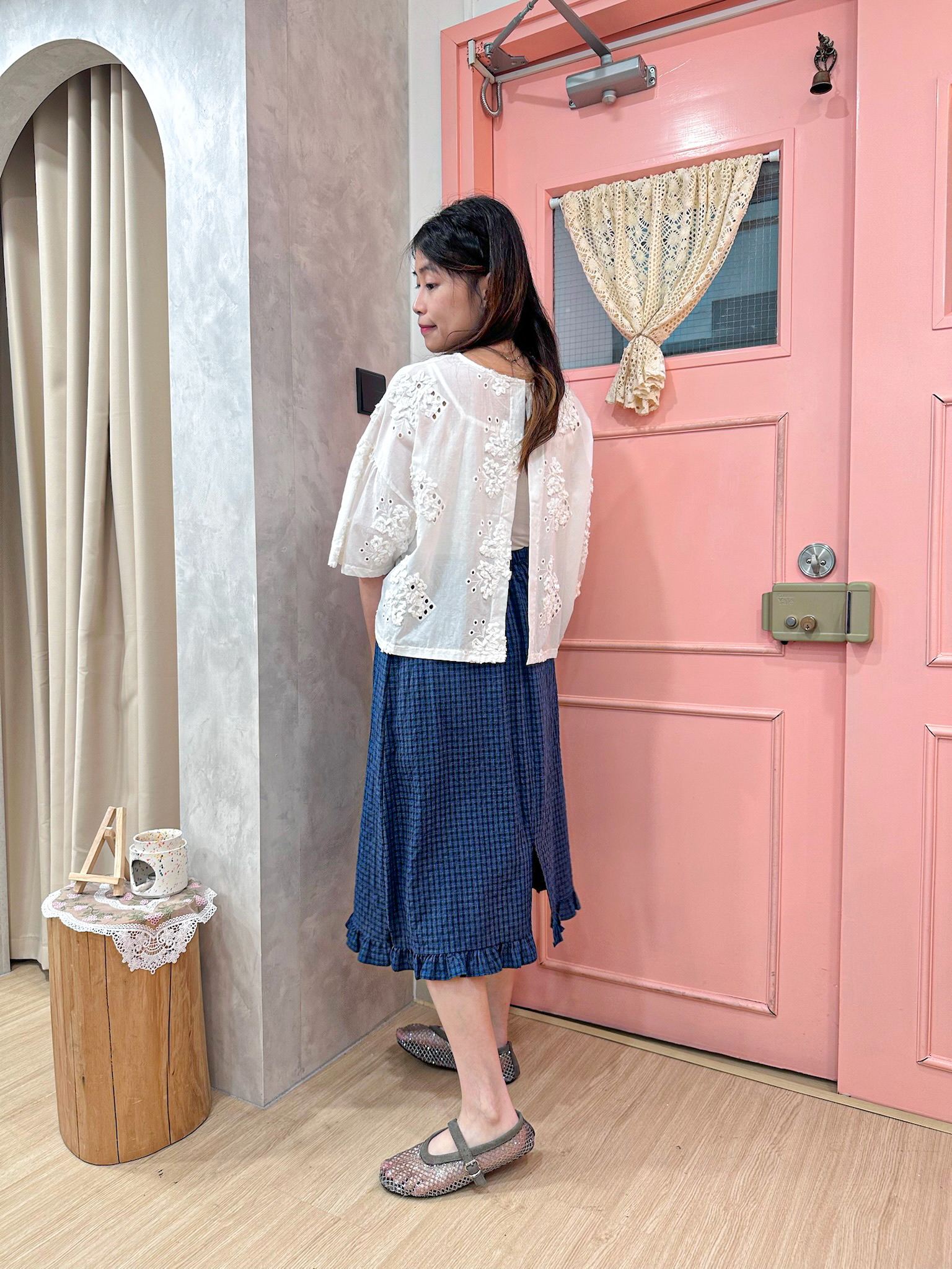 極精緻～立體刺繡通花小露背罩衫 BK0001 - 白色 WHITE