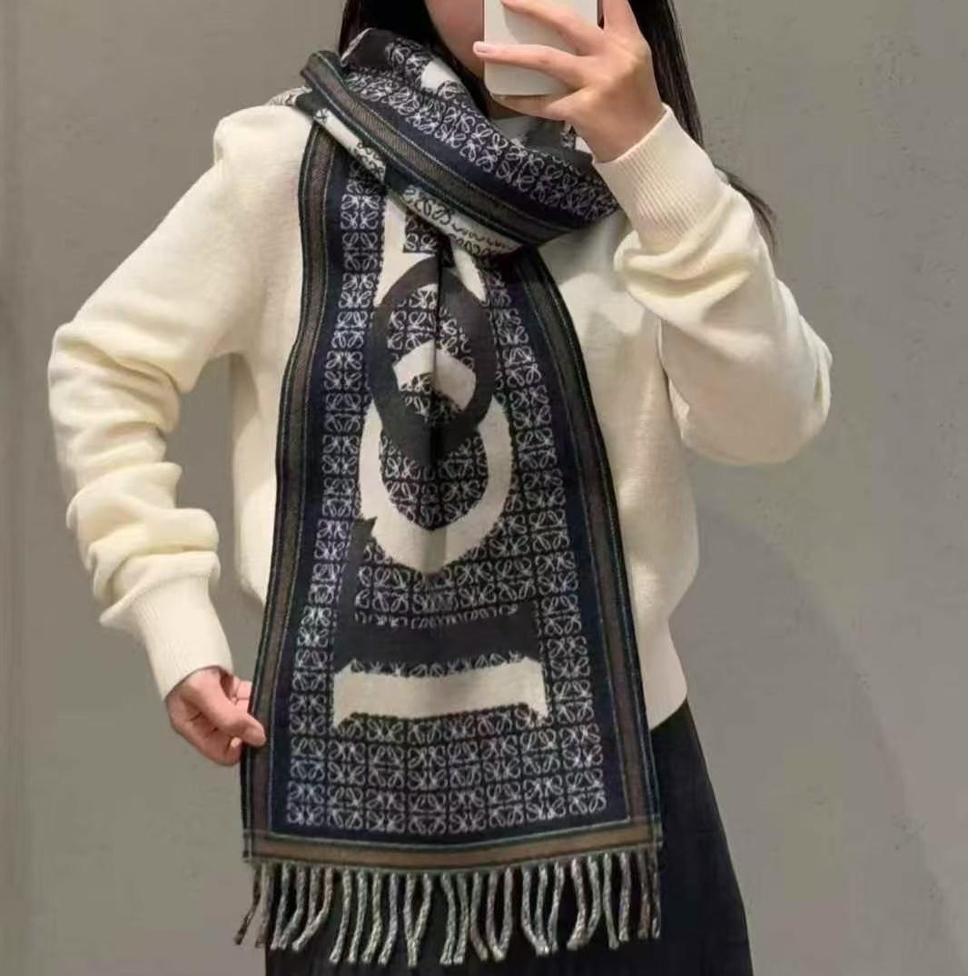 預購 Loewe 🧣🧣折扣款 字母羊毛圍巾