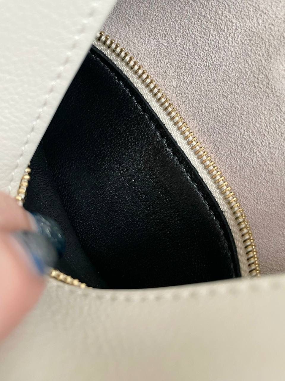 【已更新最新细节⚠️】 ys1 hobo bag腋下包小号 白金🤍 我和你们说，这只包看着普普通通 但是上身是真的很好看！ 第一次看到他们家有这种慵懒的腋下包 整个包都是柔软的原厂胎牛皮 又轻容量又大，真的很～～好背 这只包的灵魂在于圆滚滚中又有型 市场很多做得太挺括硬朗，那种货打咩啊❌ ZP开发⚠️全套包装哦～ 23×22×8.5cm713938m