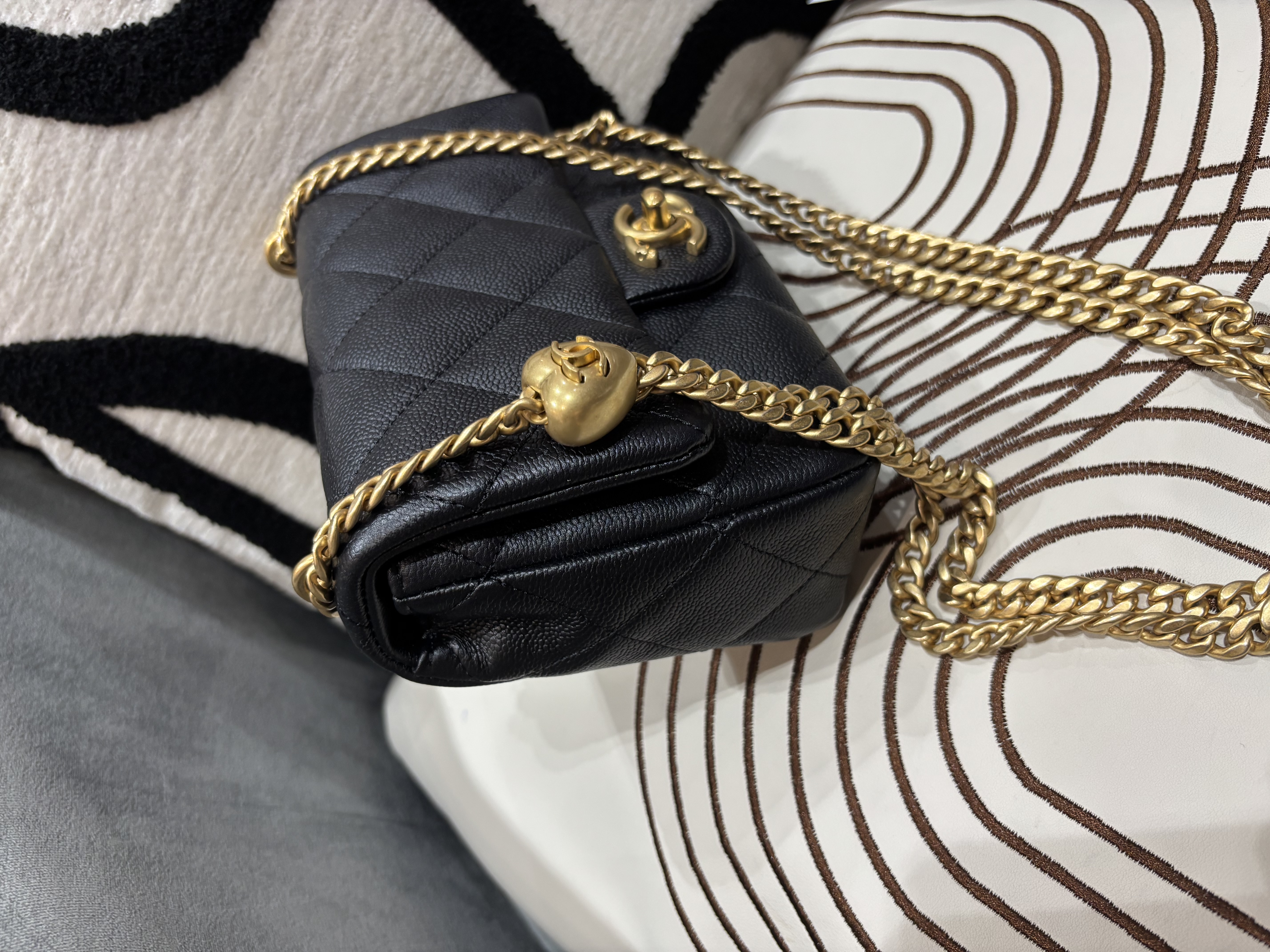未使用品 Chanel flap bag 黑色魚子醬牛皮心心金球 心形調子求方胖子100%Authentic, Unused未使用品 ✅晶片✅收據✅Dust bag✅Box